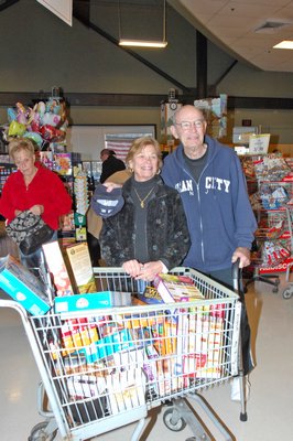  the Hampton Bays Community Food Pantry and King Kullen with Supermarket Sweepstakes winner George and Geri Brogan on Thursday morning.