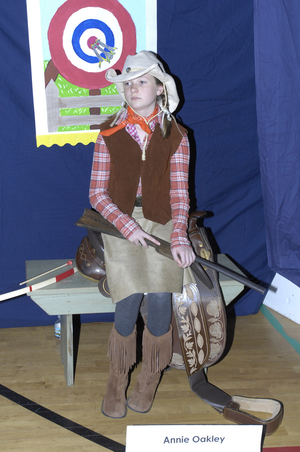 Sophie Lantanzio as Annie Oakley.