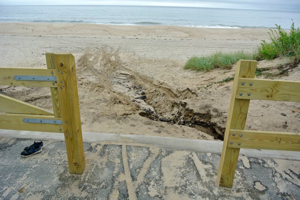 The entrance to Gibson Beach in Sagaponack has been closed to vehicle traffic.   DANA SHAW