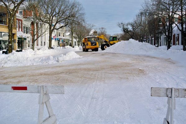 000 to hire heavy dump trucks to uncover parking spots and haul the piles of plowed snow out of the business districts. DANA SHAW