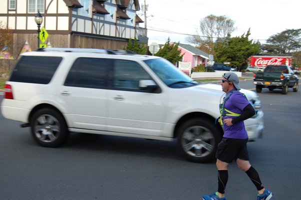 Jay Asparro starting his 90 mile run from Montauk to Plainview to raise awareness for Alzheimer's on Friday
