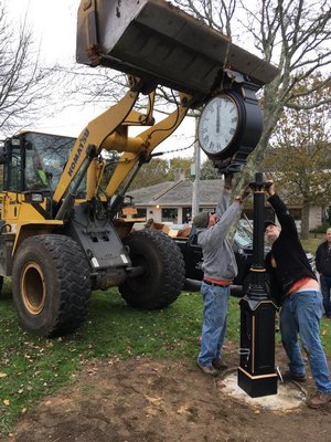  Massachusetts install the new Quogue clock at Jessup Avenue and Midland Street. COURTESY PAUL MEJEAN