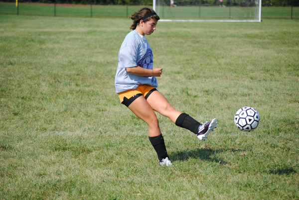 Hampton Bays senior Theresa Carey lines up the ball during a shooting drill last week. 