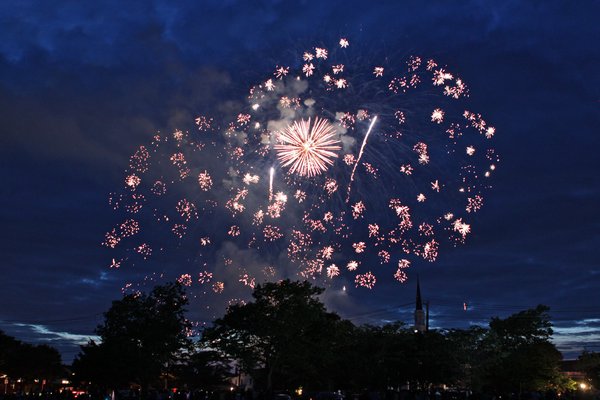 The Westhampton Country Club celebrated the independence of America with its annual fireworks display on Saturday