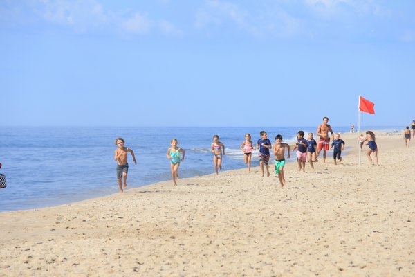 Junior lifeguards ready for the start of the landline rescu