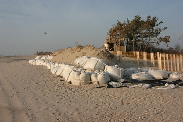 Contractors for Ronald Lauder had used stacks of giant sandbags called geocubes to fend off storm waves in the past