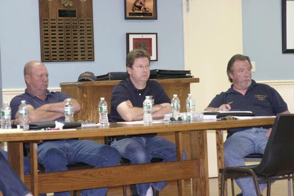 Residents of Springs on Monday night alternately criticized and applauded the Springs Fire District commissioners for their construction of a cellular antenna tower on the fire department headquarters property. MRW