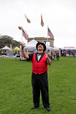 Keith Leaf giving a juggling demonstration during the 2017 SouthamptonFest. PRESS FILE.