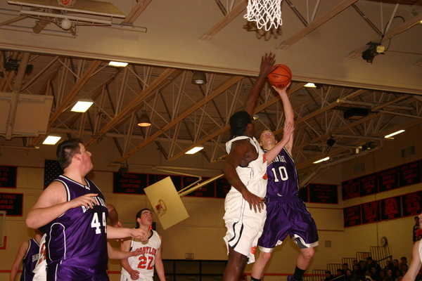 2 Bayman Luke Mercurio goes up for two of his 11 points against Babylon. 