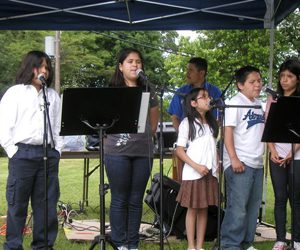 Children from the Vida Abundante congregation sang praise songs at Sunday's picnic.