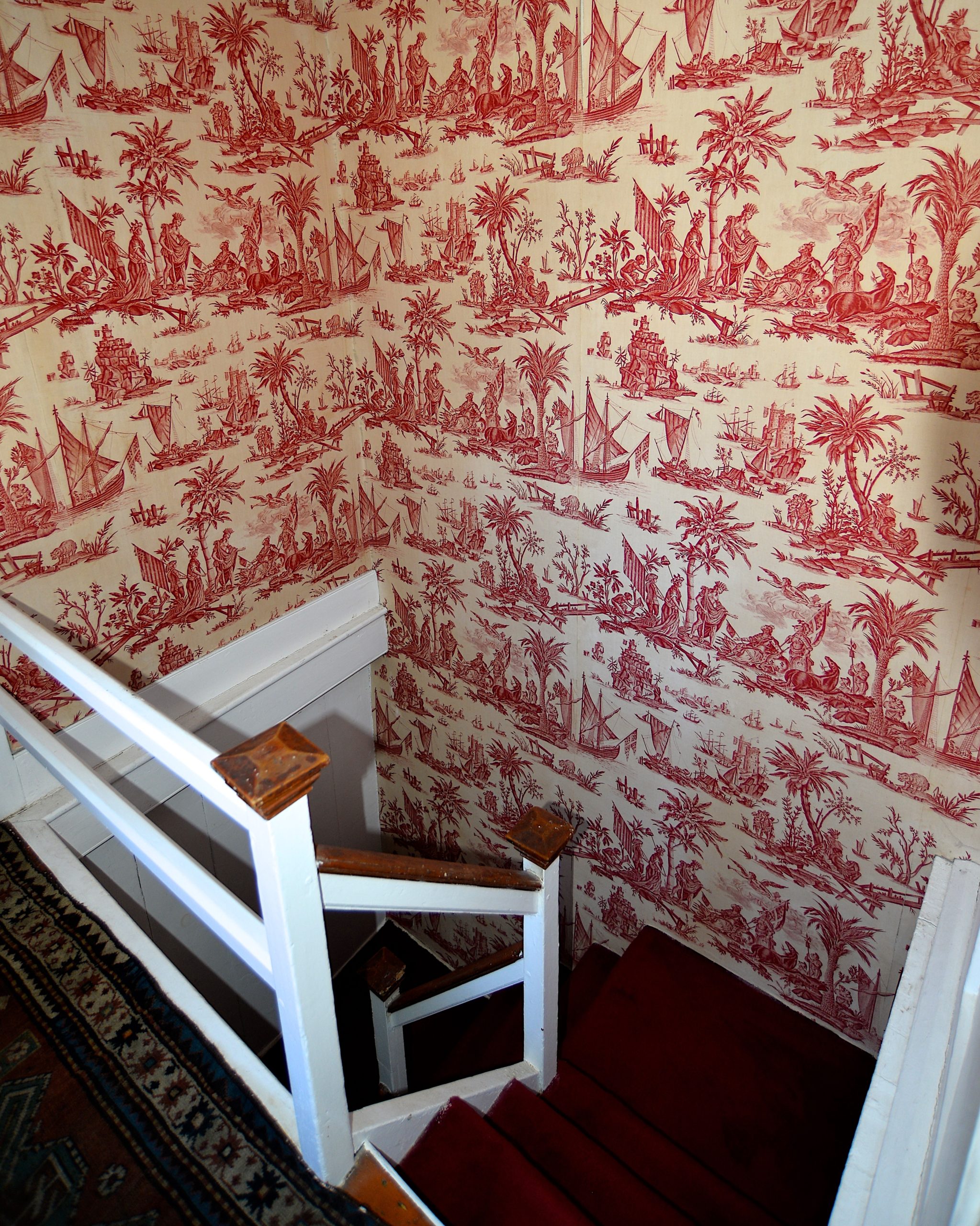 Toile wallpaper depicting France welcoming the new nation of the United States.