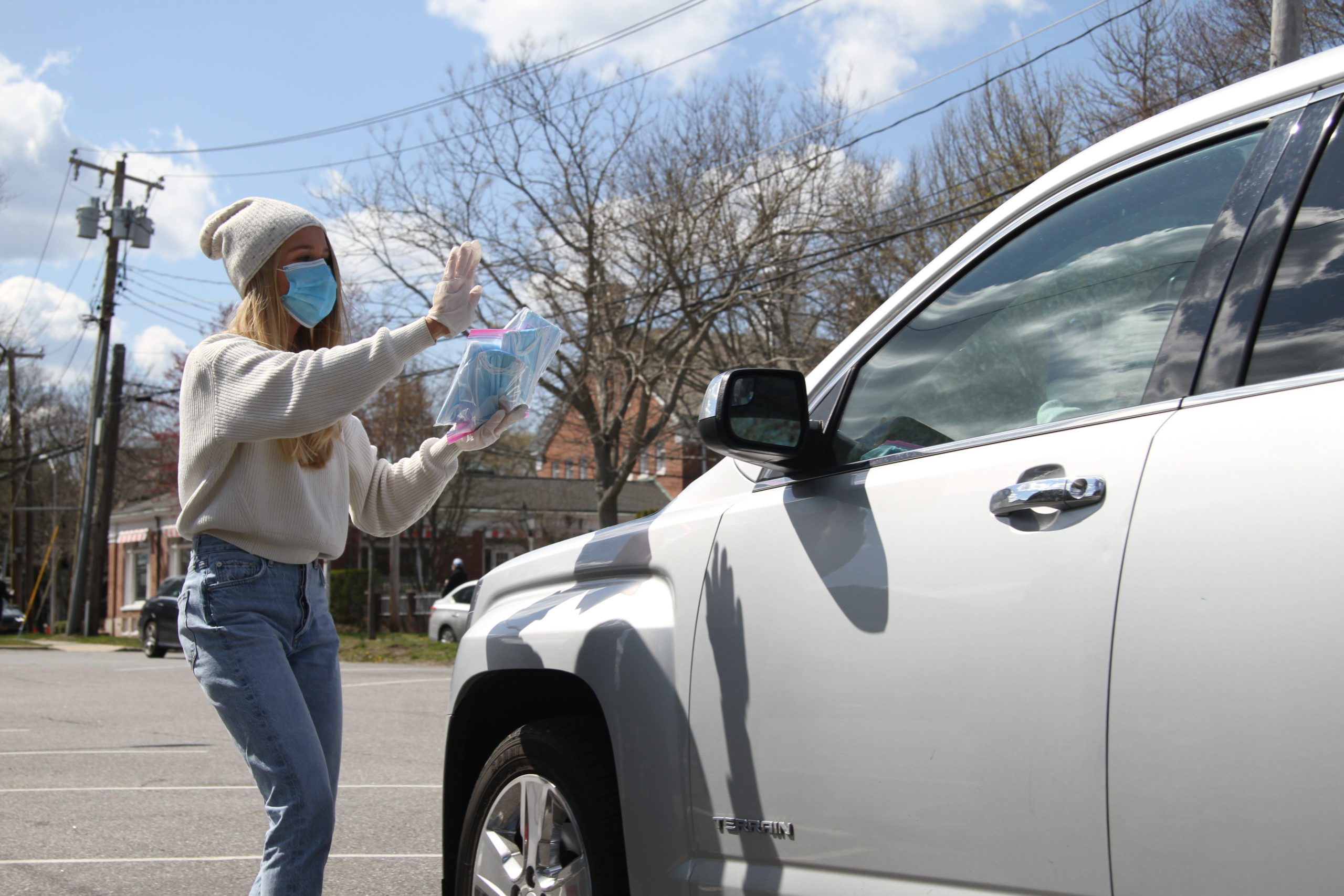 Southampton Village Mayor Jesse Warren and vounteer Martyna Sokol gave away surgical masks to hundreds of motorists on Tuesday. 