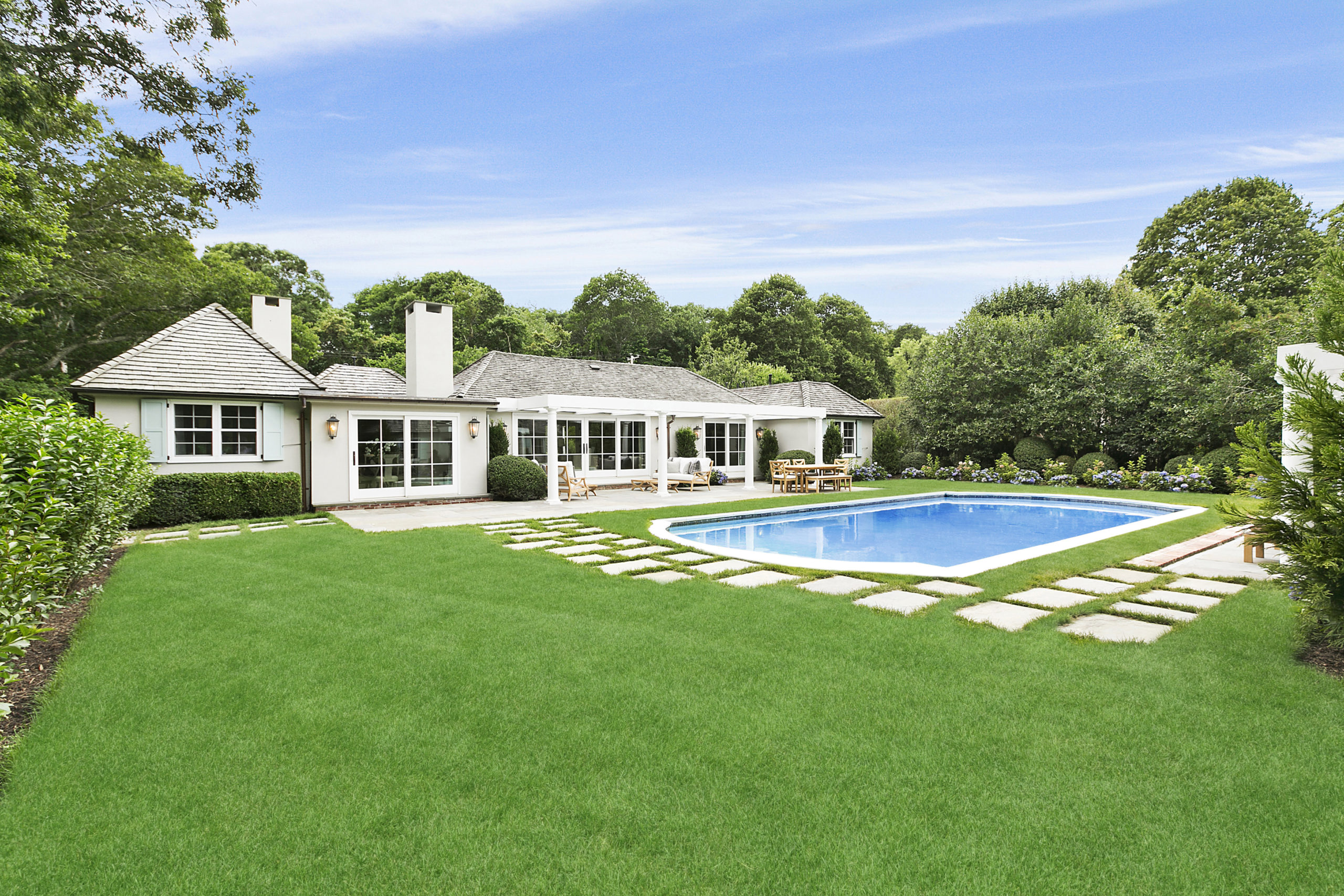 Racheal Ray sold her Tuckahoe Lane home in Southampton for $3.25 million.