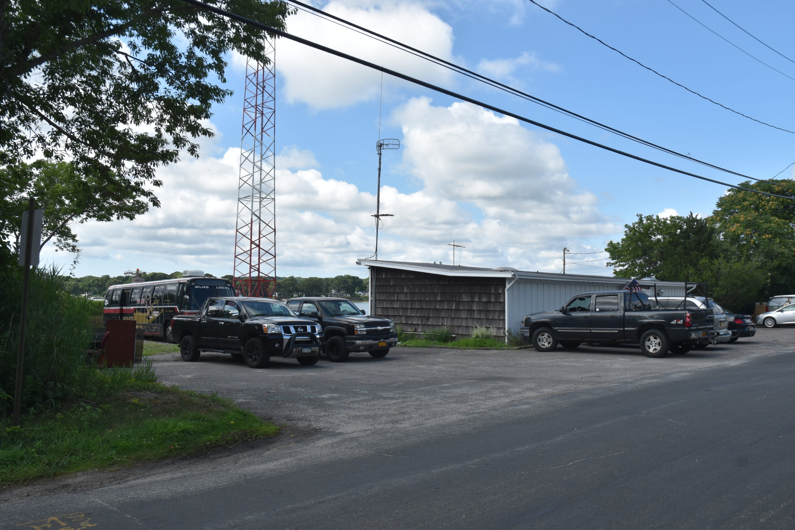 Verizon, which had planned to place a temporary cell antenna at the site of WLNG radio in Sag Harbor, has withdrawn those plans and will focus on rebuilding the station's transmisson tower instead. STEPHEN J. KOTZ