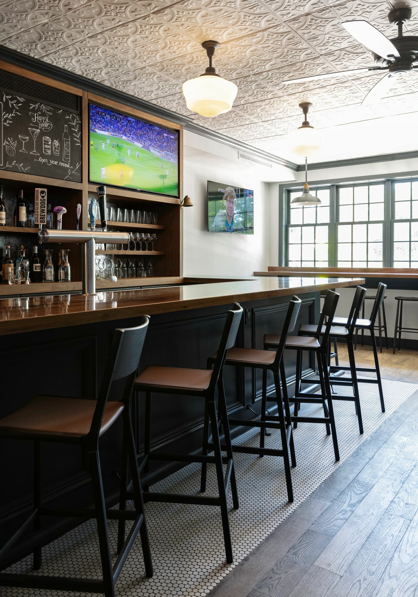 The bar of Main Street Tavern in Amagansett.