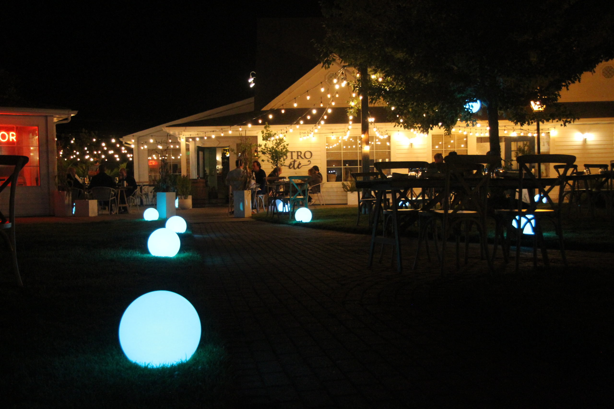 Bistro Ete in Water Mill spread out its seating onto the pathways of the Water Mill Shoppes. 