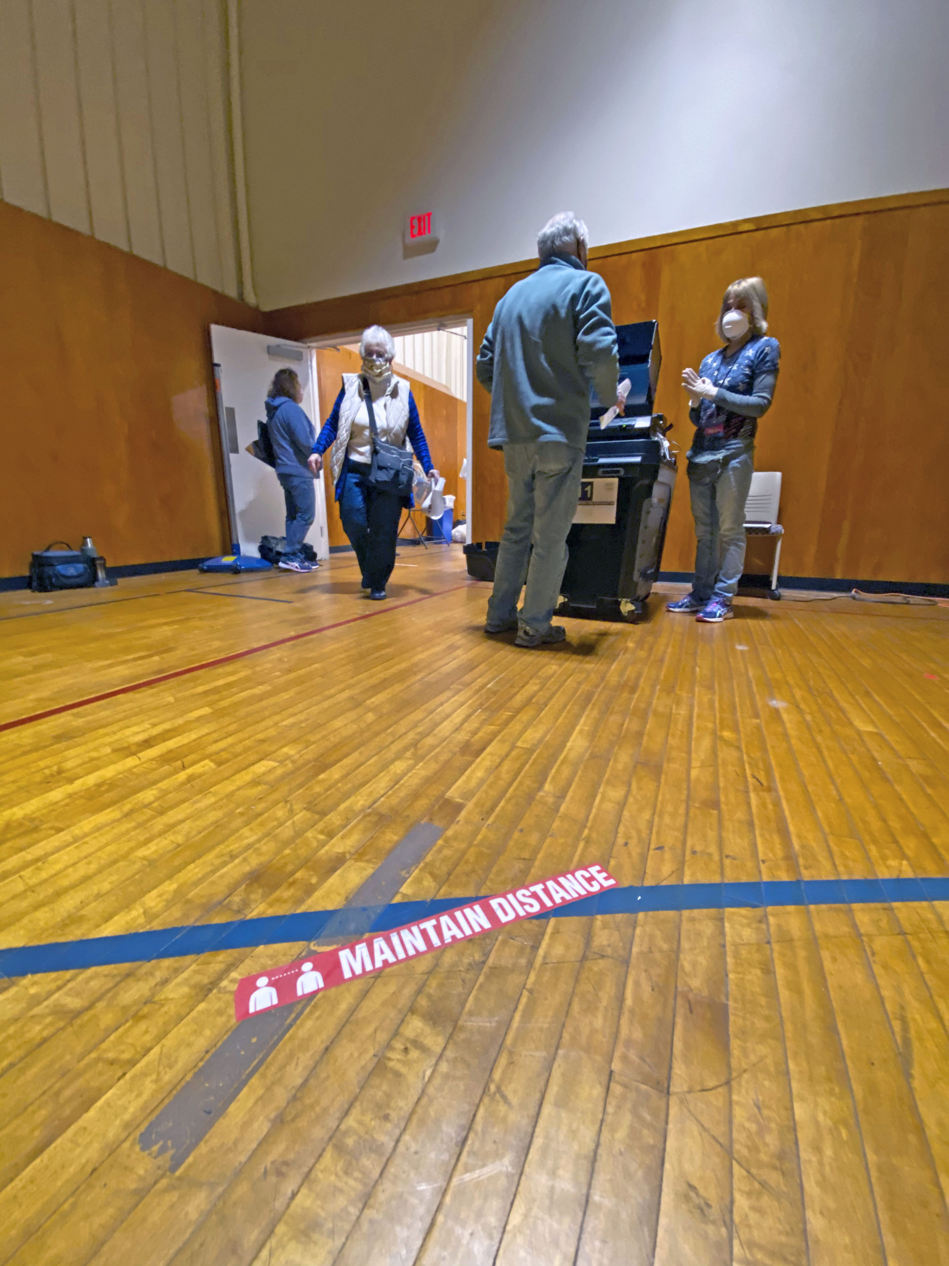 There was a steady stream of early voters at the Stony Brook Southampton gym on Monday morning. Hundreds lined up over the weekend to get their ballot in early. DANA SHAW