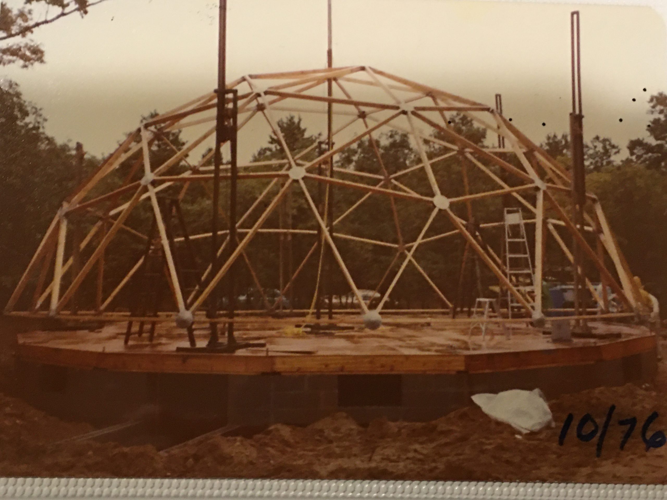 In 1976, the top of the dome was set on pump jacks to be raised.