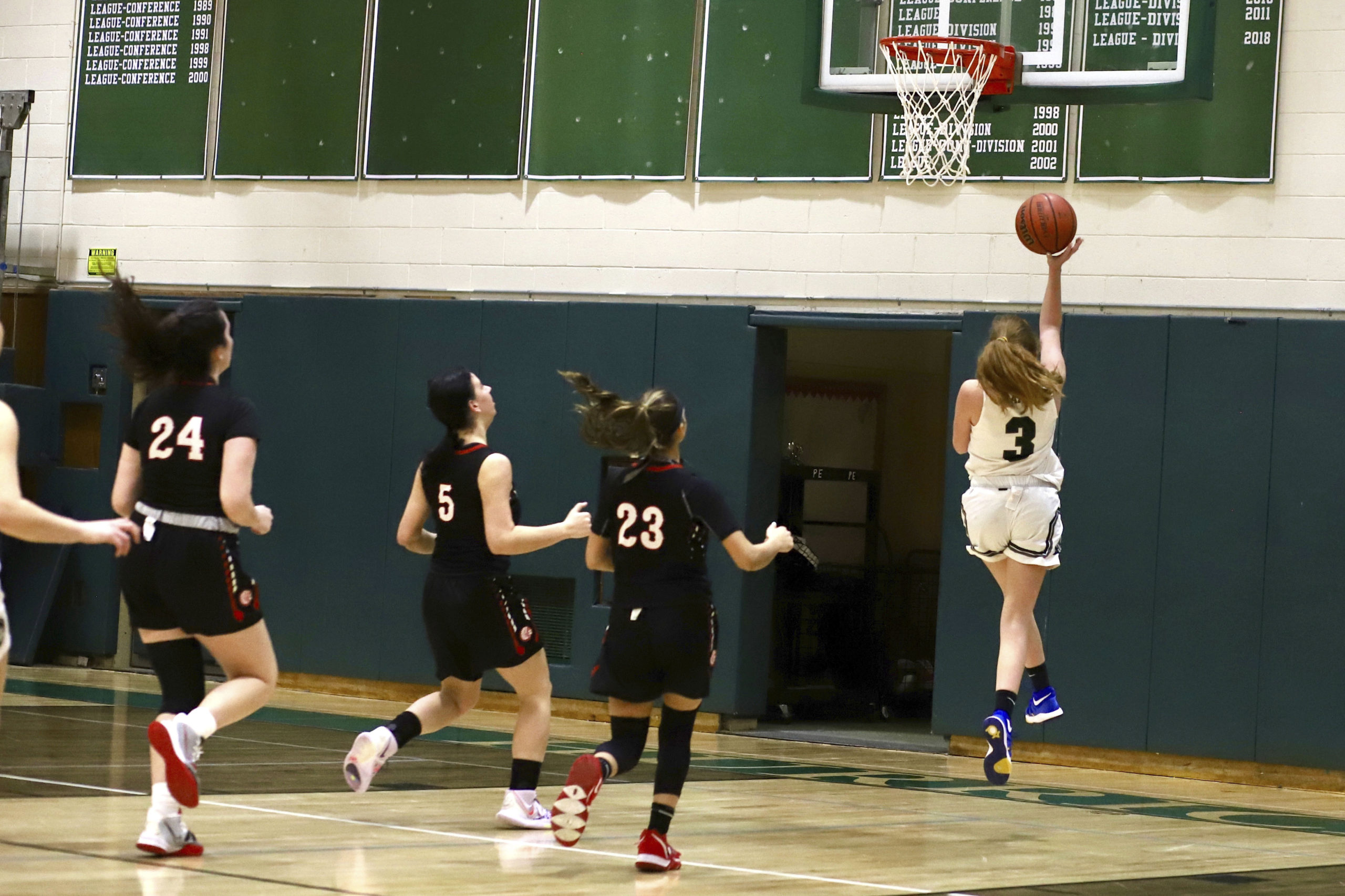 Westhampton Beach junior guard Molly McCarthy breaks away with the ball and scores on a layup. CHRISTINE HEEREN