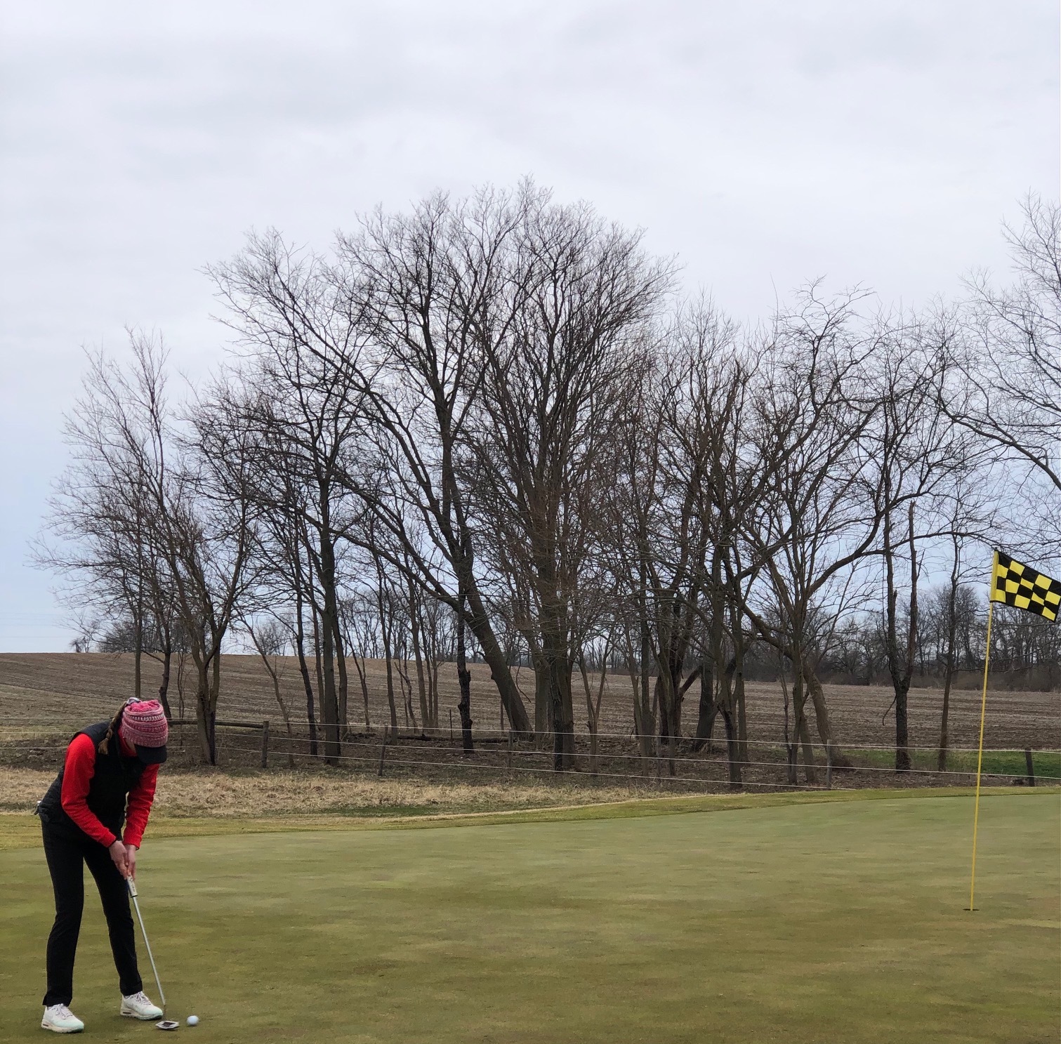 Caraline Oakley putting at the Dechert Classic hosted by Millikin University.