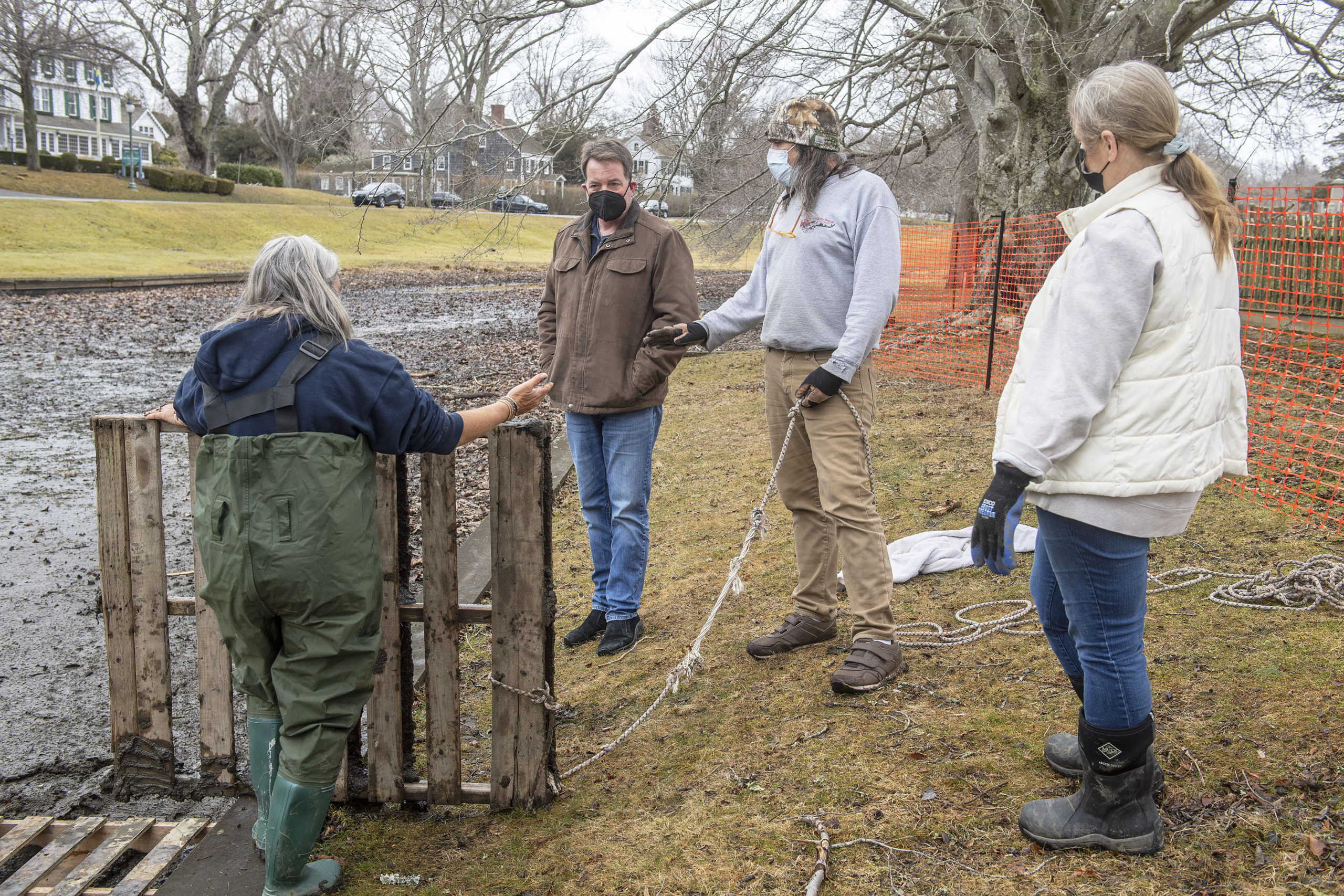 East Hampton Village Mayor Jerry Larsen and wildlife advocate Dell Cullum discussed the need to remove hibernating turtles from the mud of Town Pond before the pond is excavated.