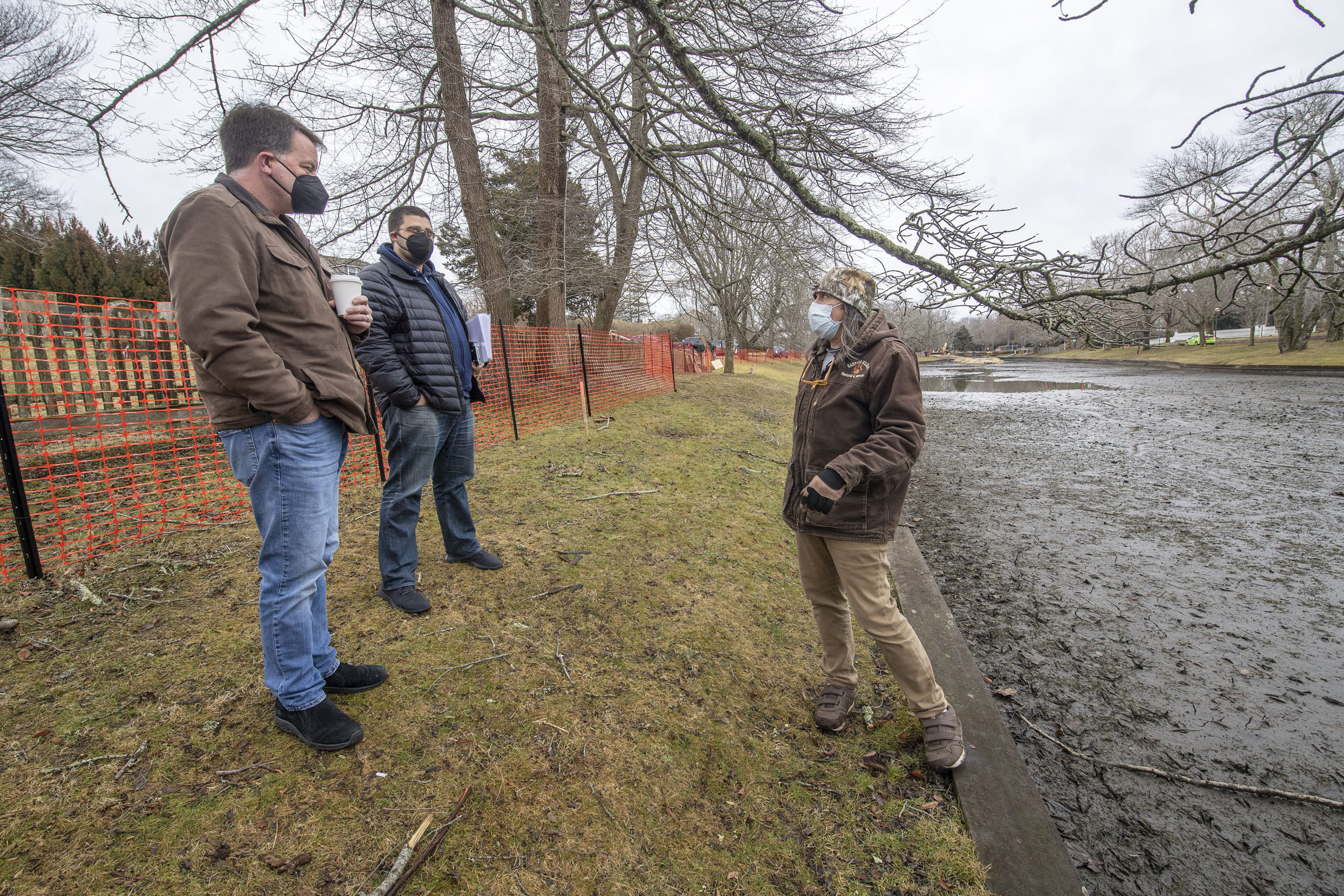 East Hampton Village Mayor Jerry Larsen and wildlife advocate Dell Cullum discussed the need to remove hibernating turtles from the mud of Town Pond before the pond is excavated.