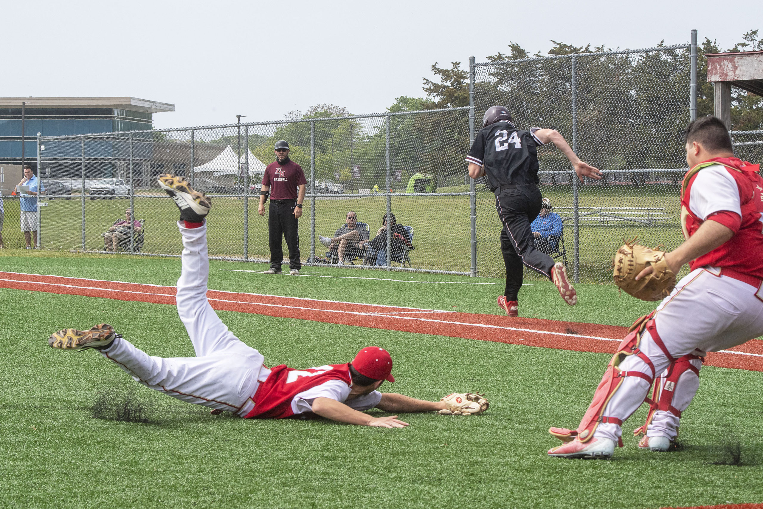 Bonacker Charlie Condon runs hard to first base following a bunt.