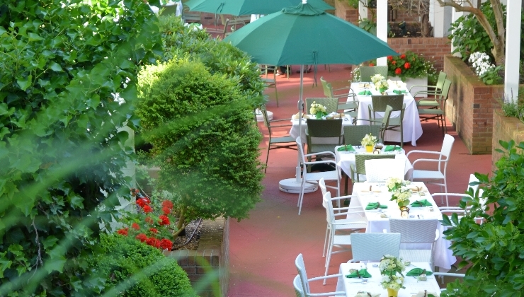 Outdoor dining at Claude’s Restaurant at the Southampton Inn.
