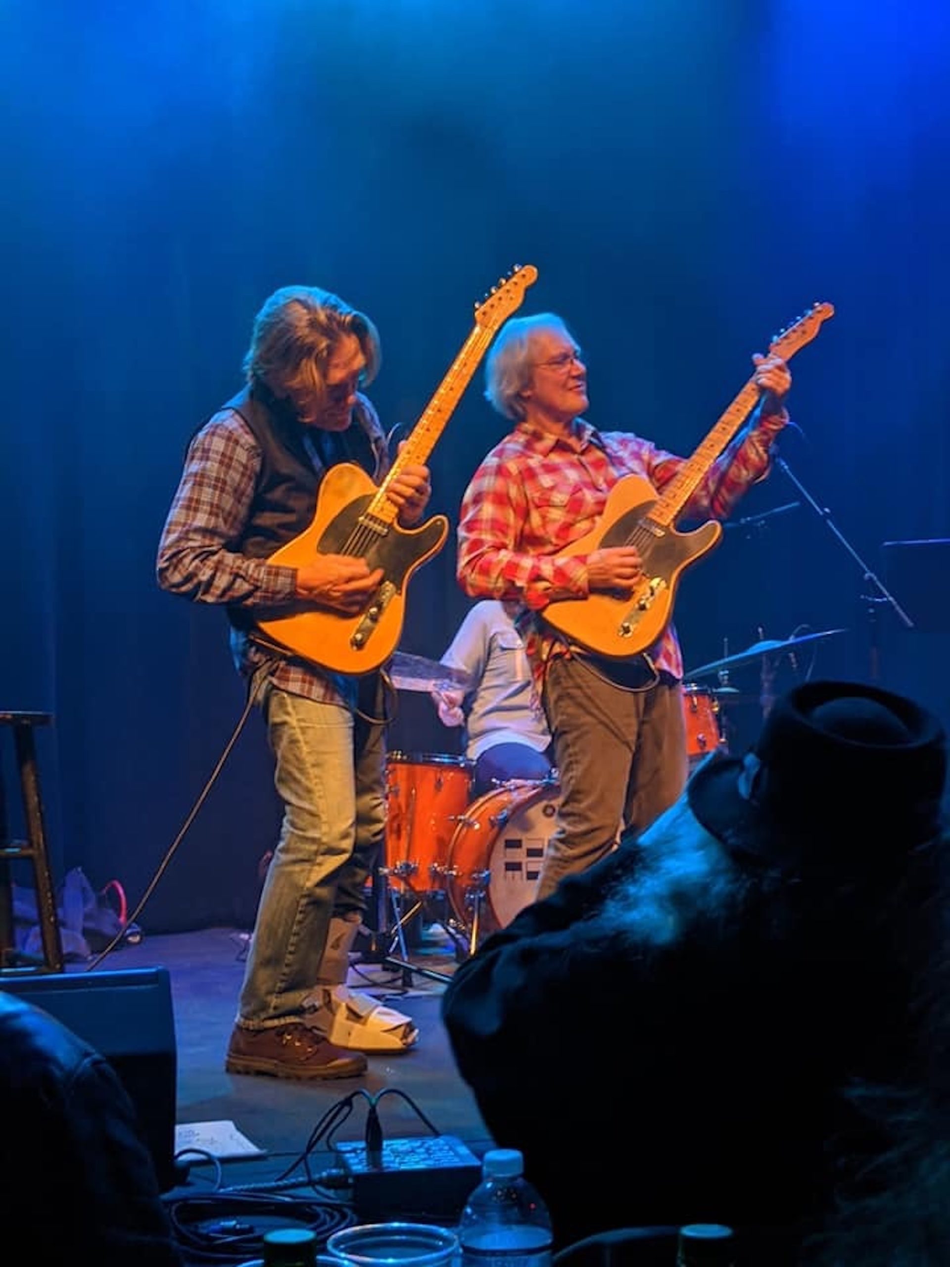 G.E. Smith and Jim Weider performing together.