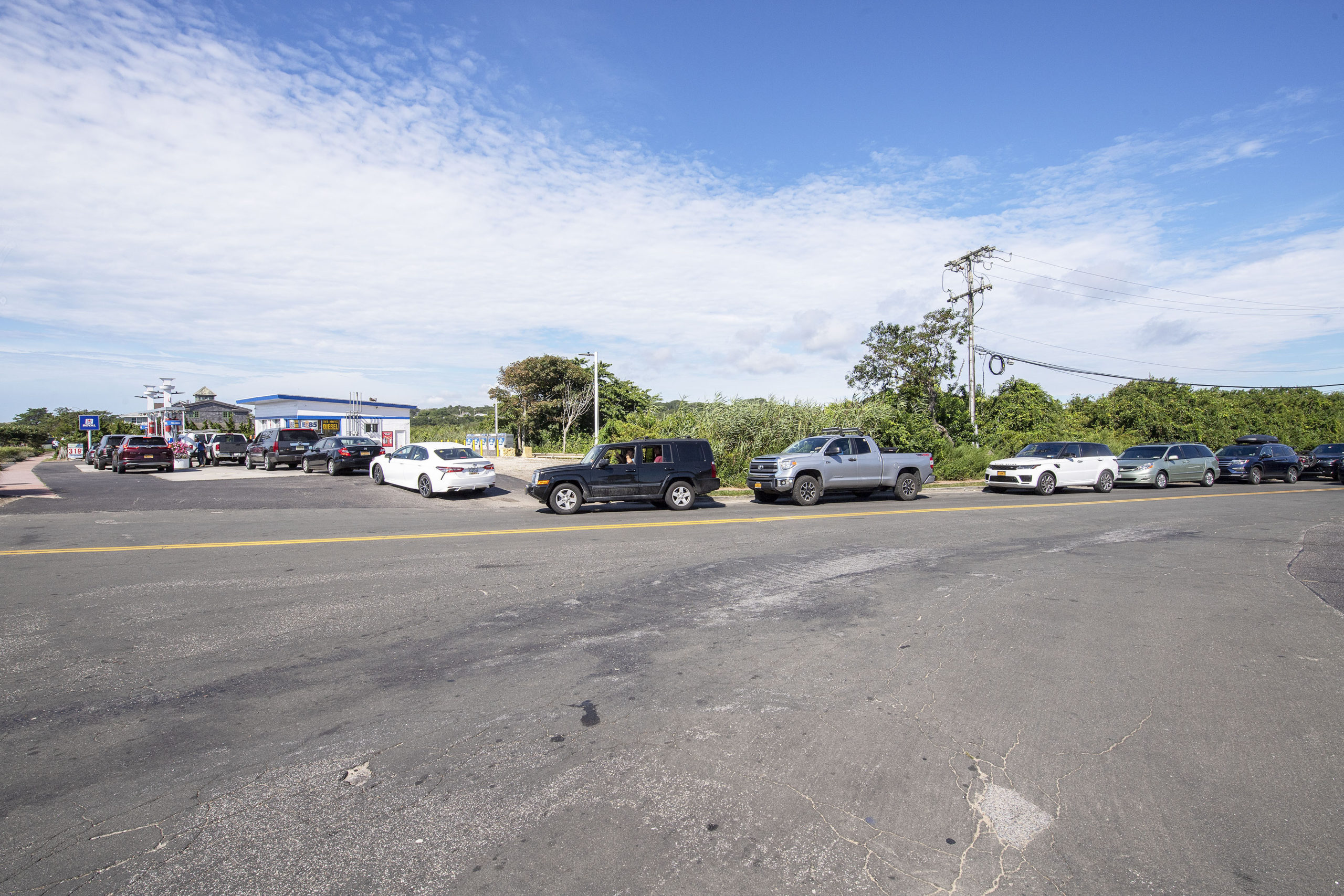 Cars lined up to get gas at the Royal gas station on Main Street in Montauk in preparation for Hurricane Henri on Saturday.    MICHAEL HELLER