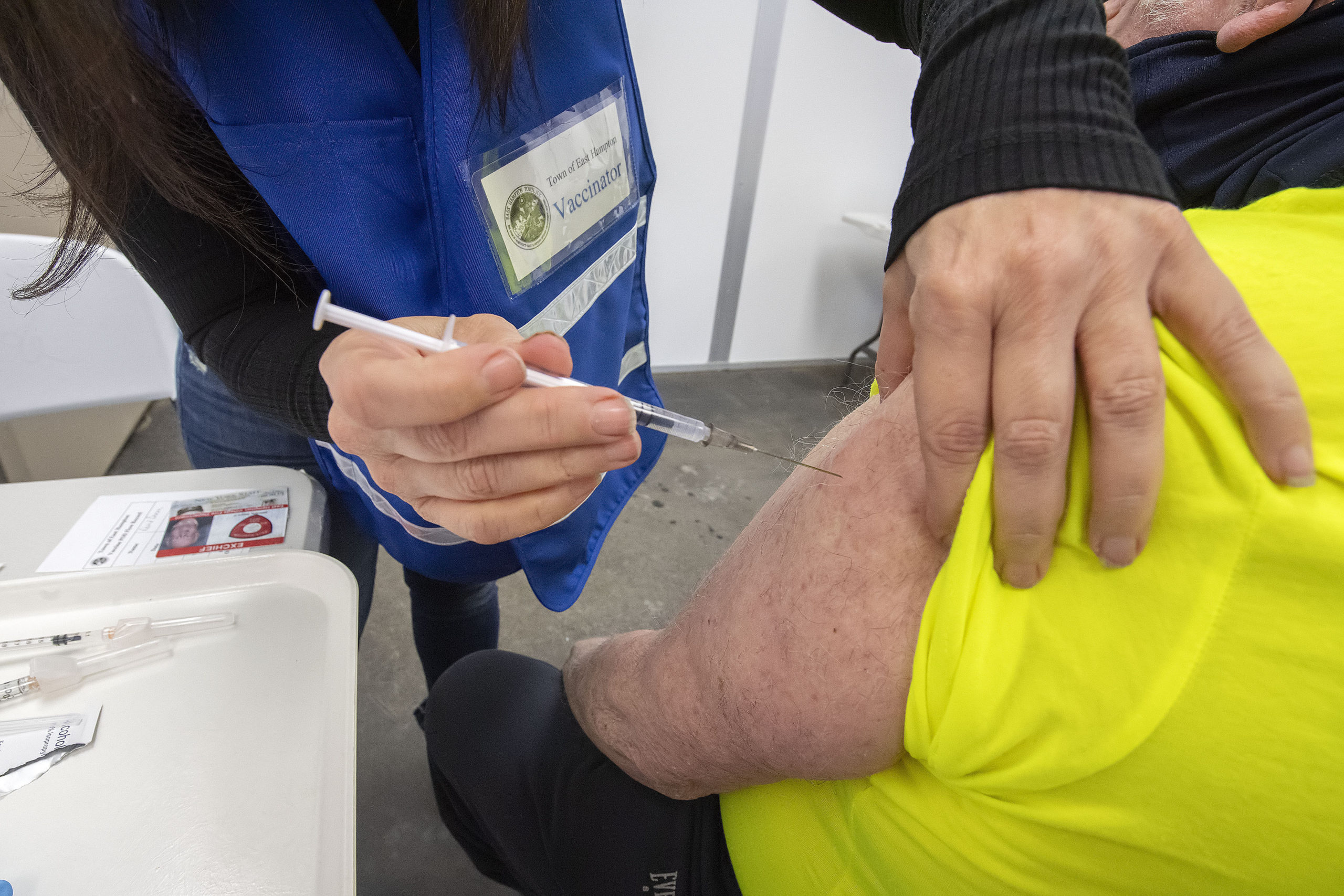 Sherri Rosenblatt gives a Pfizer COVID-19 vaccine during a vaccination session held at the former Child Development Center of the Hamptons facility on Stephen Hands Path in East Hampton on February 13.    MICHAEL HELLER