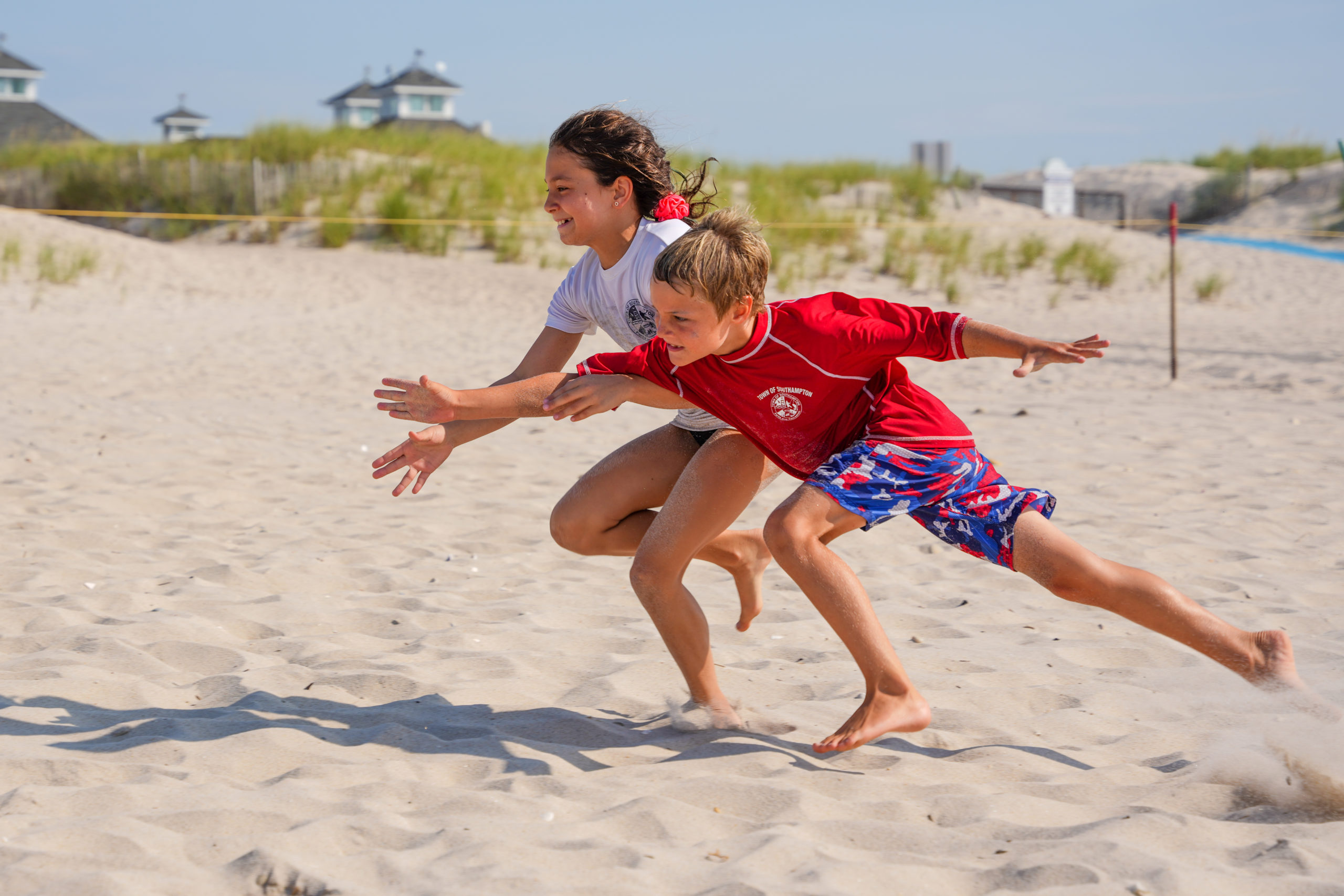 A pair of junior guards battle it out for a beach flag.