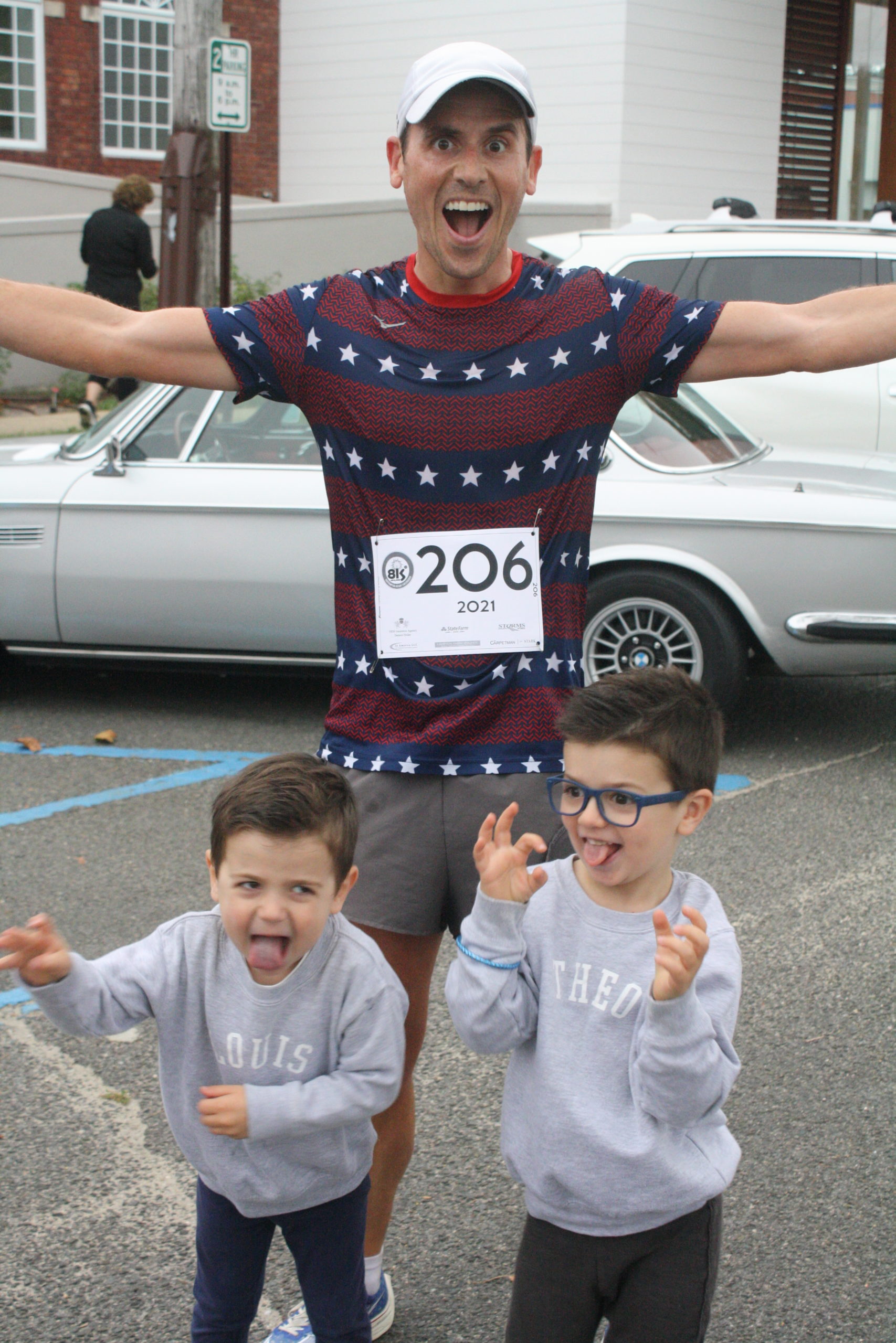 Oz Pearlman after the race with his two young sons.