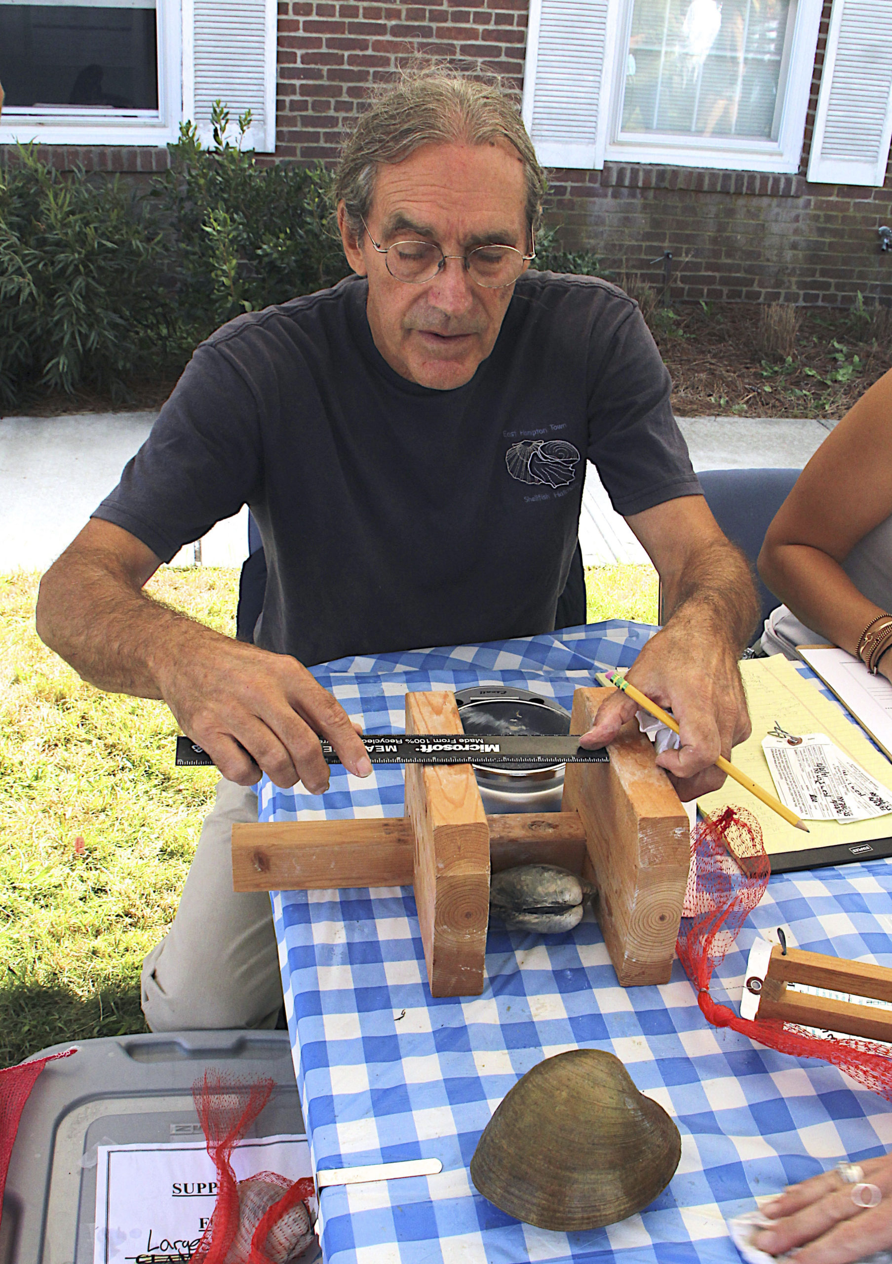 Trustee John Aldred measures a contender for largest clam.