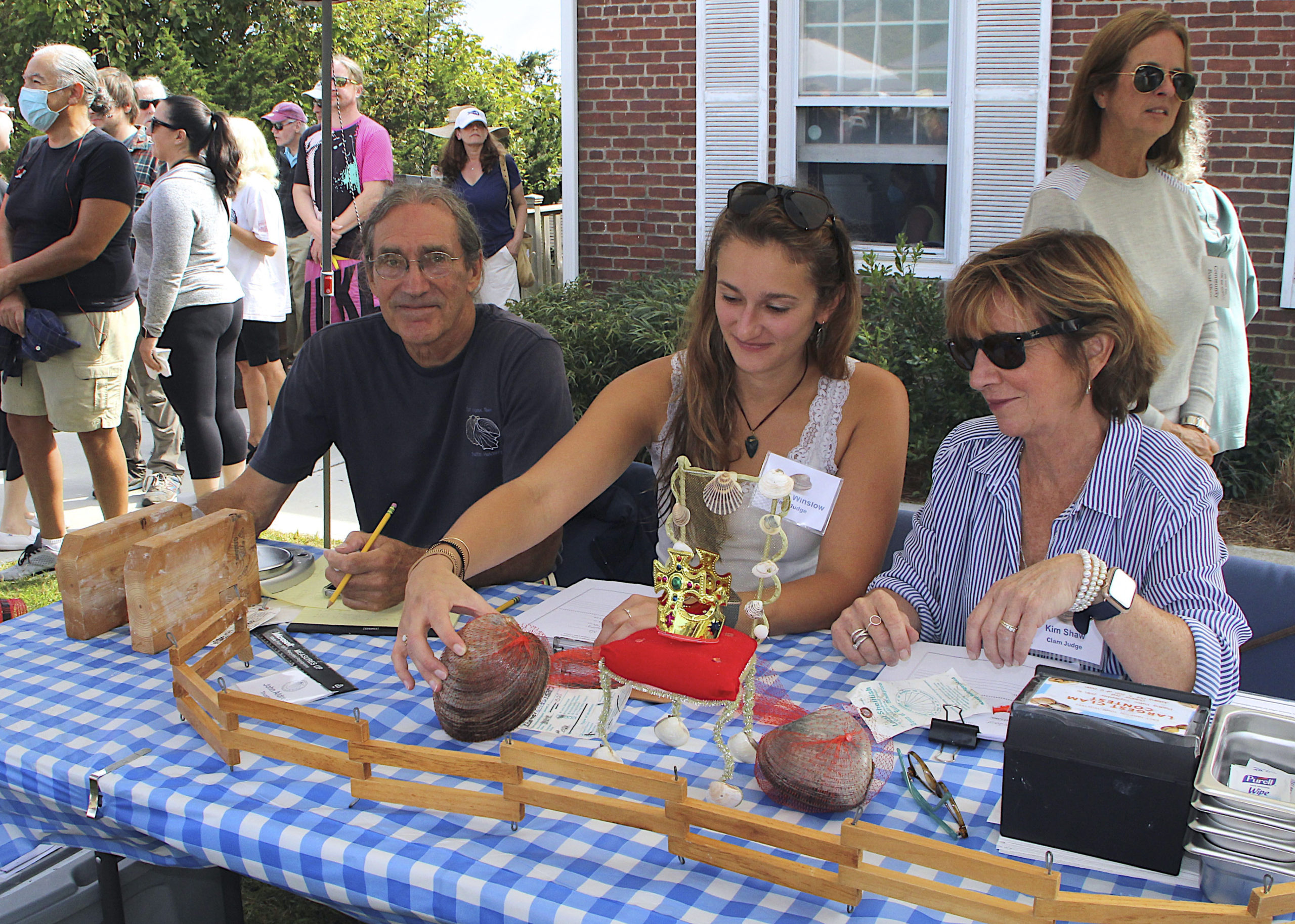 Judges John Aldred, Melissa Winslow, and Kim Shaw examine the clams.