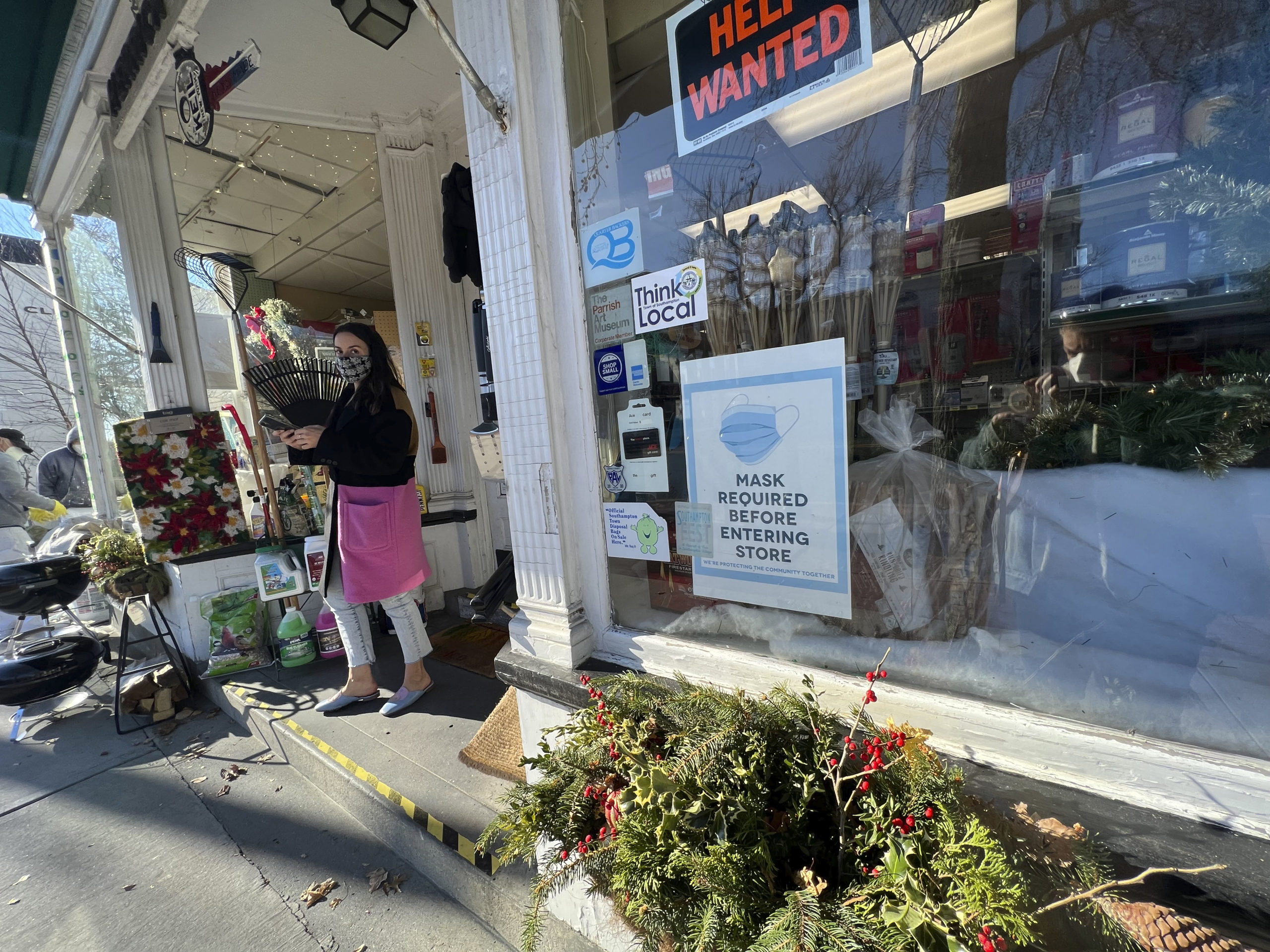 Shoppers are again being told they must wear masks when entering stores in local hamlets after Governor Kathy Hochul instituted a new mask mandate through at least January 15 as hospitalizations from COVID-19 have more than doubled since Thanksgiving week.   DANA SHAW