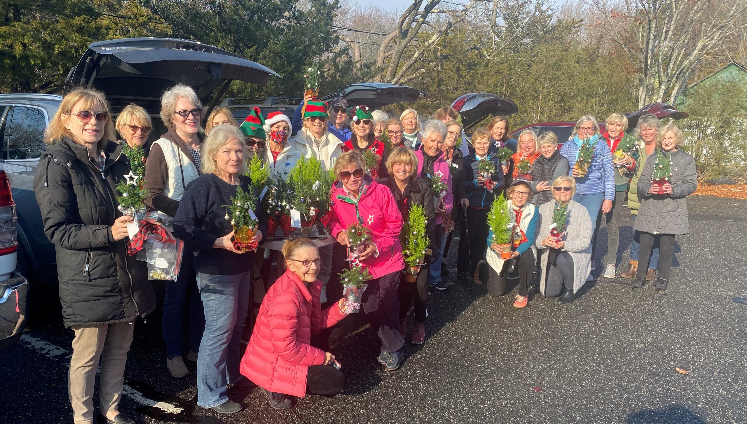 Unable to hold its the annual topiary decorating
workshop for East End Hospice indoors at the Quogue Firehouse due to COVID guidelines, determined Westhampton Garden Club members created an alternative. Topiary Chair Barbara Sartorius and club President Mellissa
Morgan Nelson, along with other members, organized a tailgate workshop outdoors in the firehouse parking lot.
Masked members parked their cars in two rows with tailgates up to serve as “workshop” spaces to bedeck the topiaries with ribbons and holiday ornaments. The finished topiaries were distributed to hospice patients throughout the East End and at the Kanas Center for Hospice Care in Westhampton.