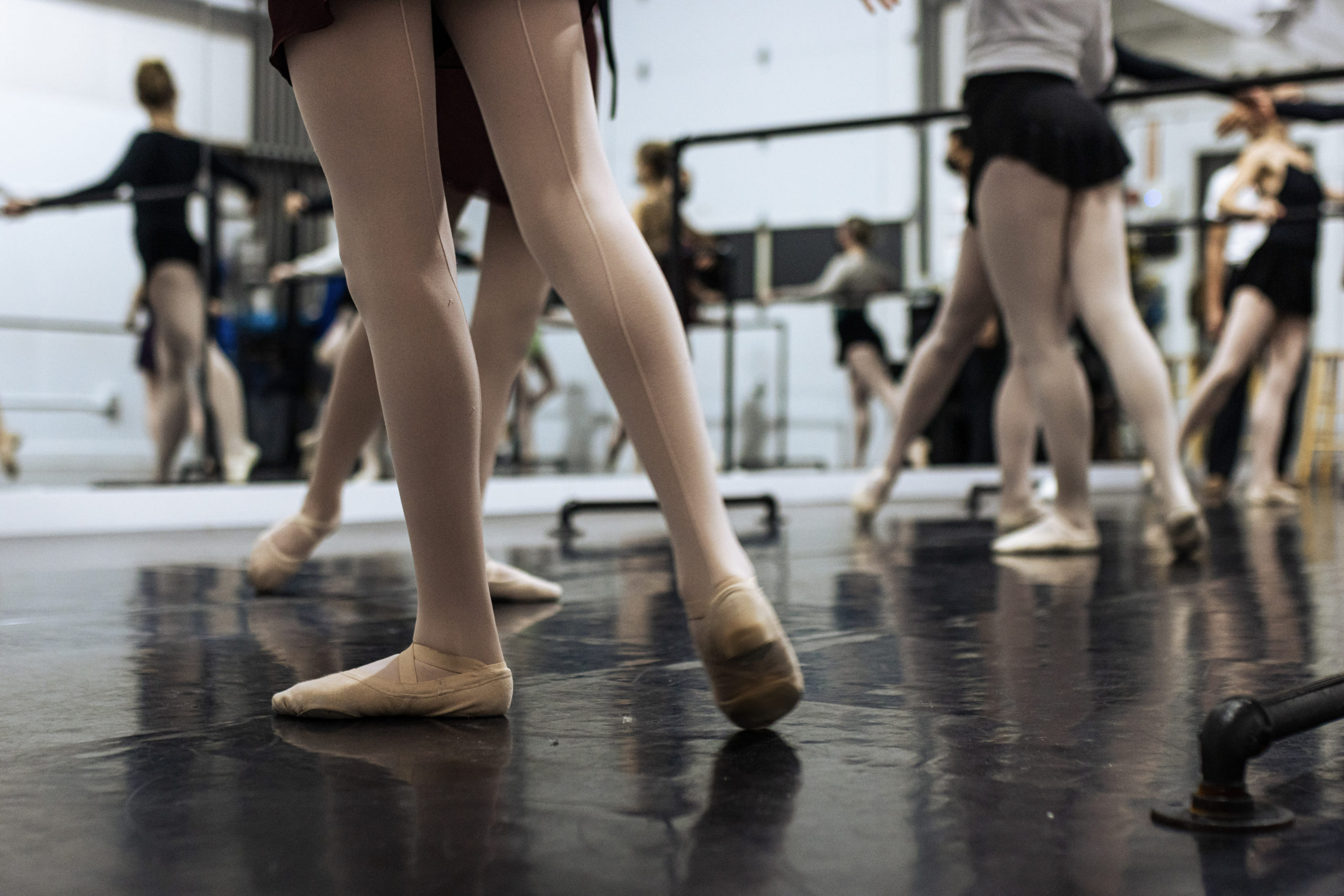 Ballerinas at Hampton Ballet Theatre School in Bridgehampton taking part in a class taught by dancer Jose Sebastian, founder of Hamptons Dance Project. © MATTHEW ROSARIO, GUILD HALL TEEN ARTS COUNCIL 2021-2022 FOR GUILD HALL