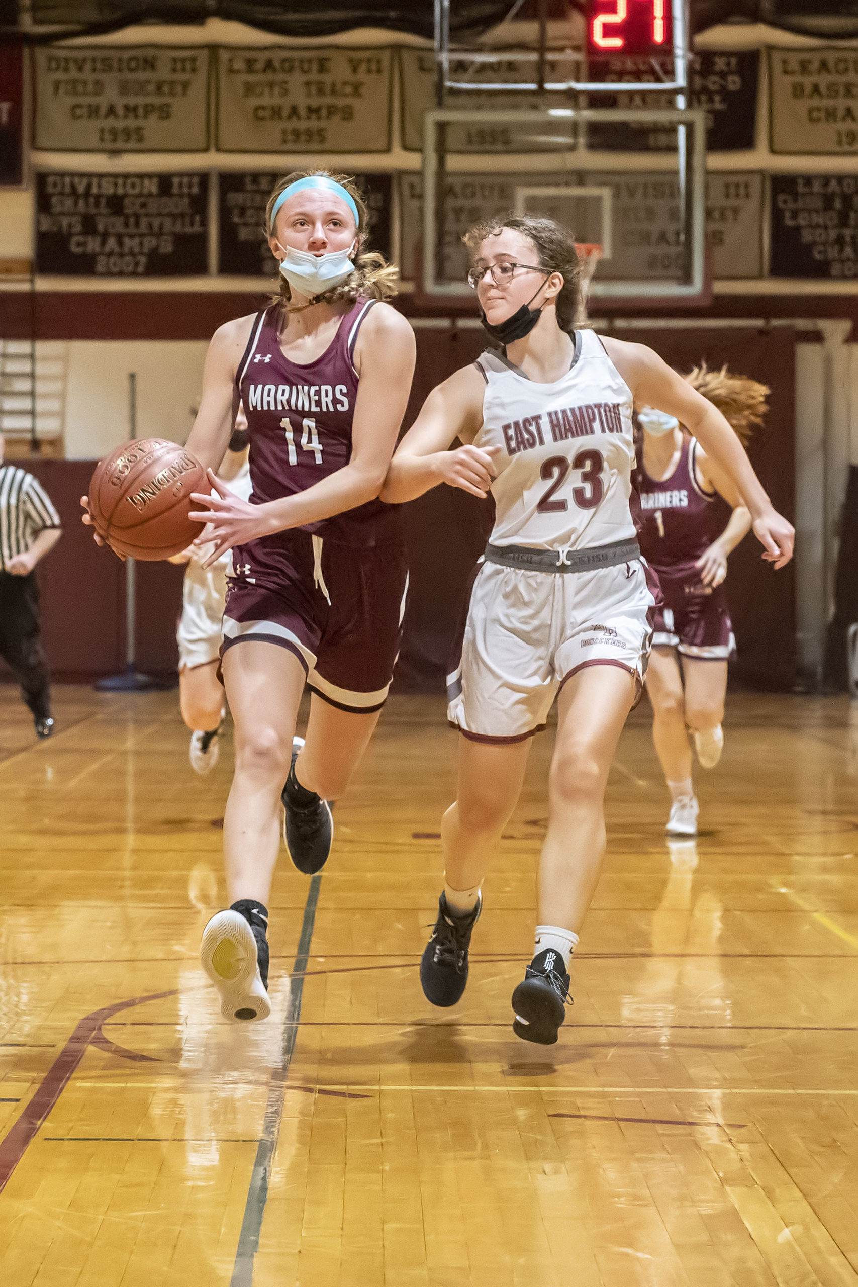 Southampton's Juliette Archer is pressured by Bonacker Chloe Swickard as she drives to the basket.