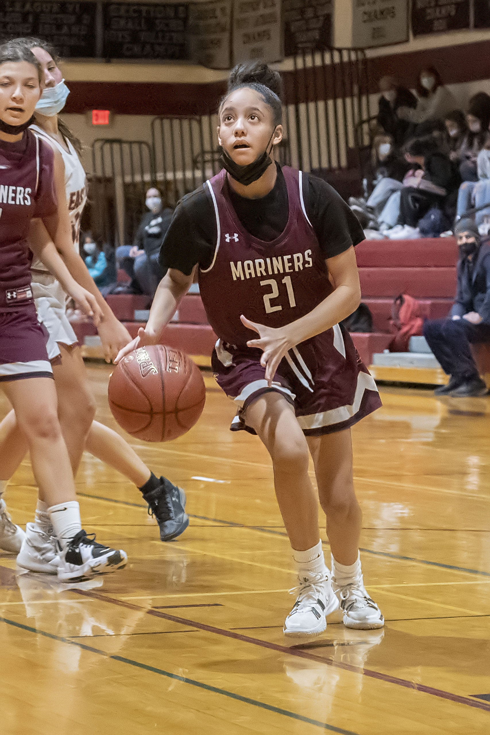 Southampton's Daelyn Palmore drives to the basket.