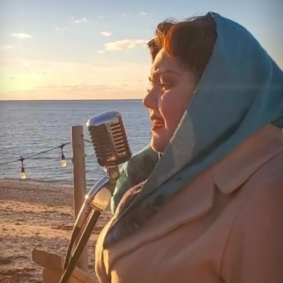 Hannah Rose Kidwell singing on the beach during her 10-day musical residency at the Sound View Greenport.