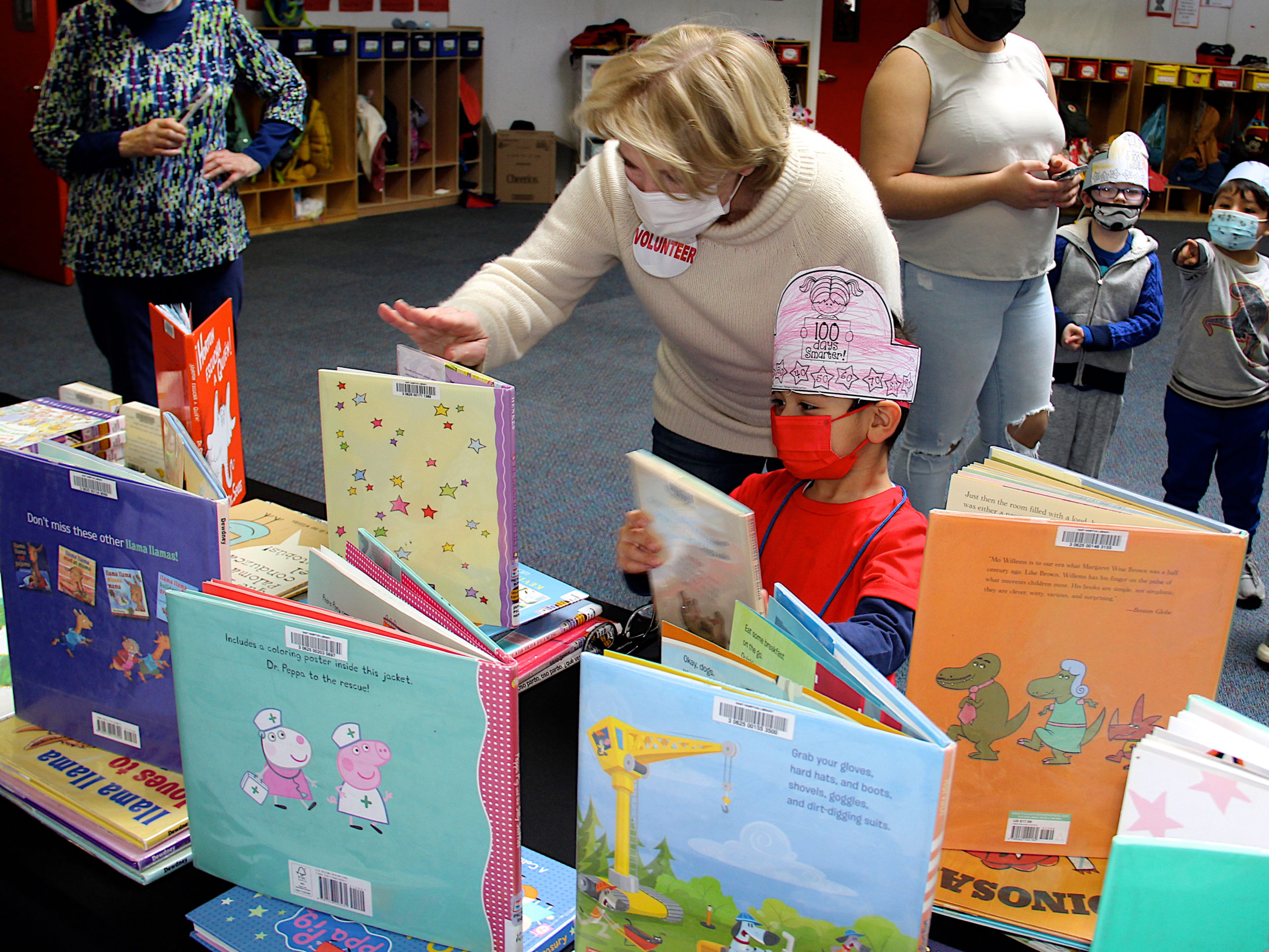 volunteer Tess Wachs with Alejandro Rincón Rodriguez at Book Time.  KYRIL BROMLEY