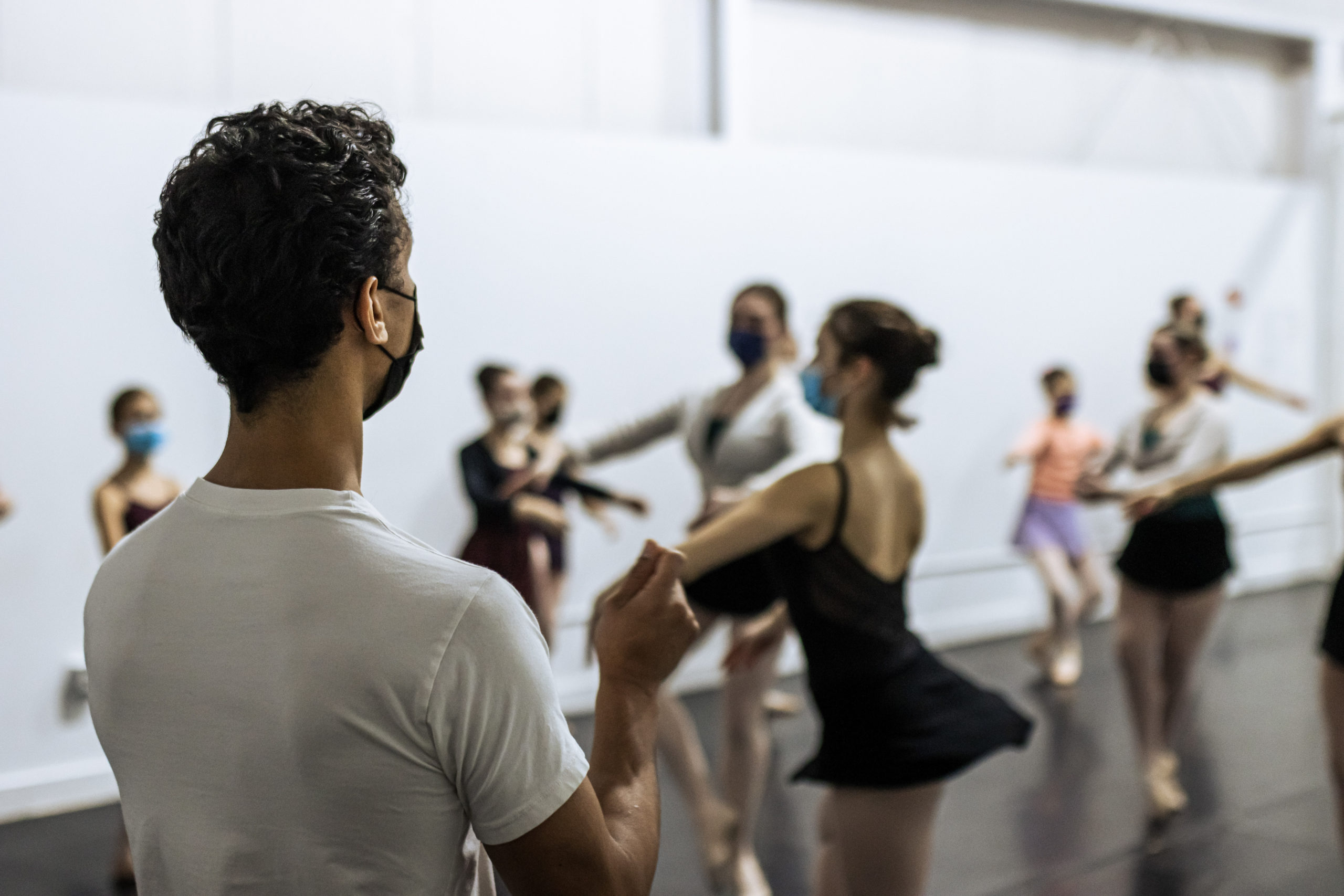 Jose Sebastian, founder of Hamptons Dance Project, leading class at Hampton Ballet Theater School in Bridgehampton. © MATTHEW ROSARIO, GUILD HALL TEEN ARTS COUNCIL 2021-2022 FOR GUILD HALL