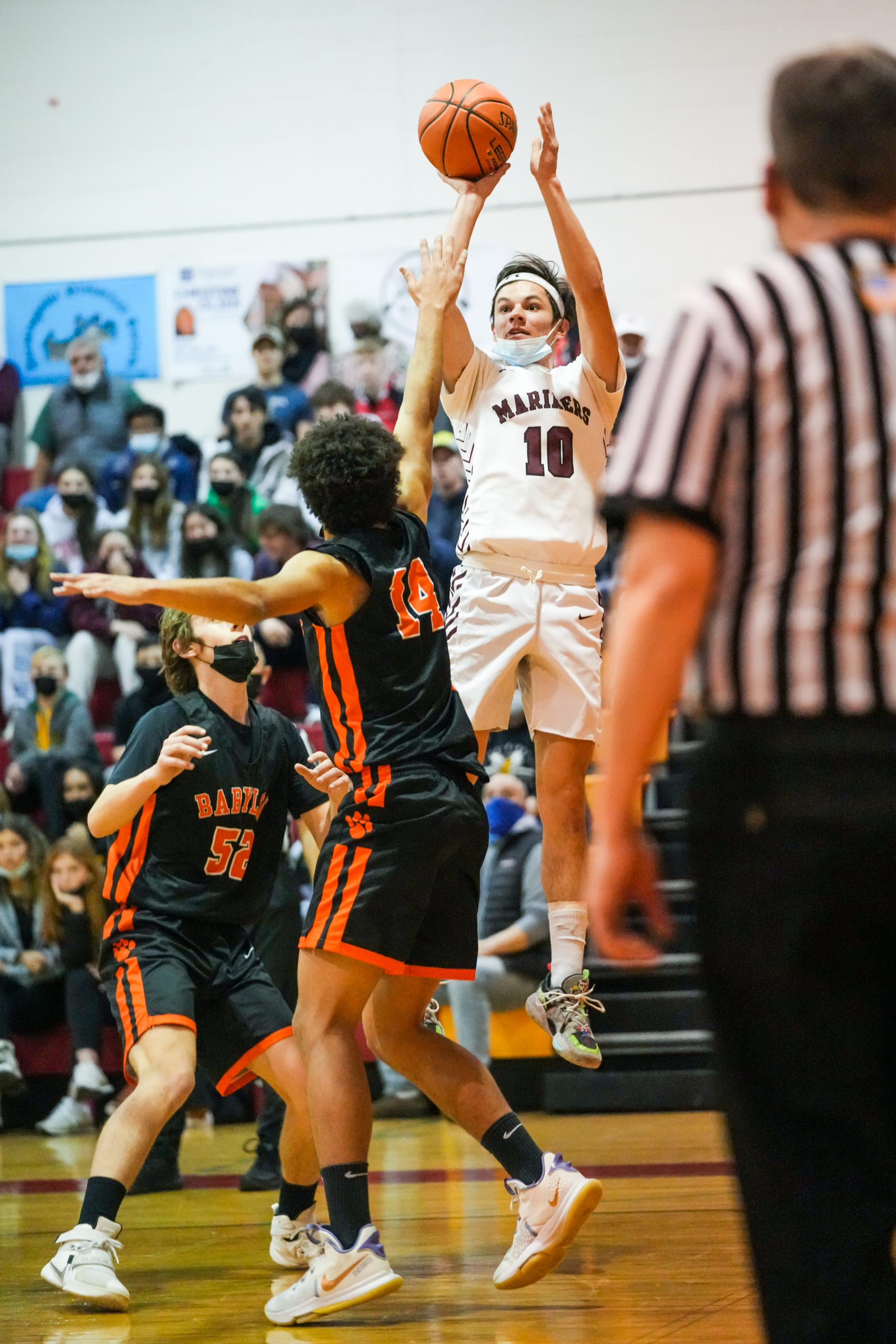 Senior Mariner Andrew Venesina shoots over a Babylon defender.