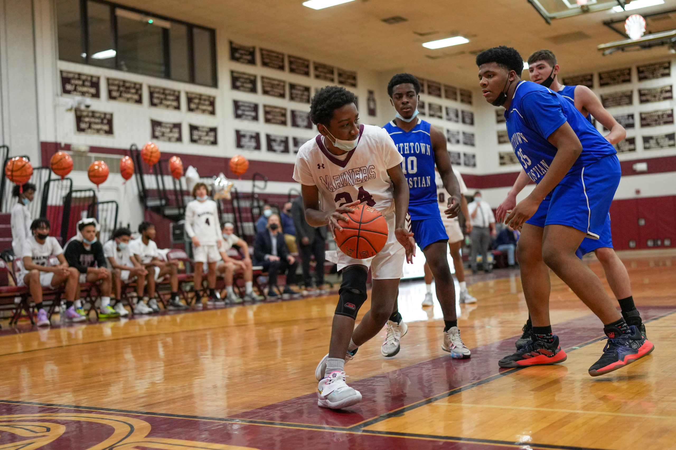 Southampton senior Kellen Jeffries plays the ball close to the end line.