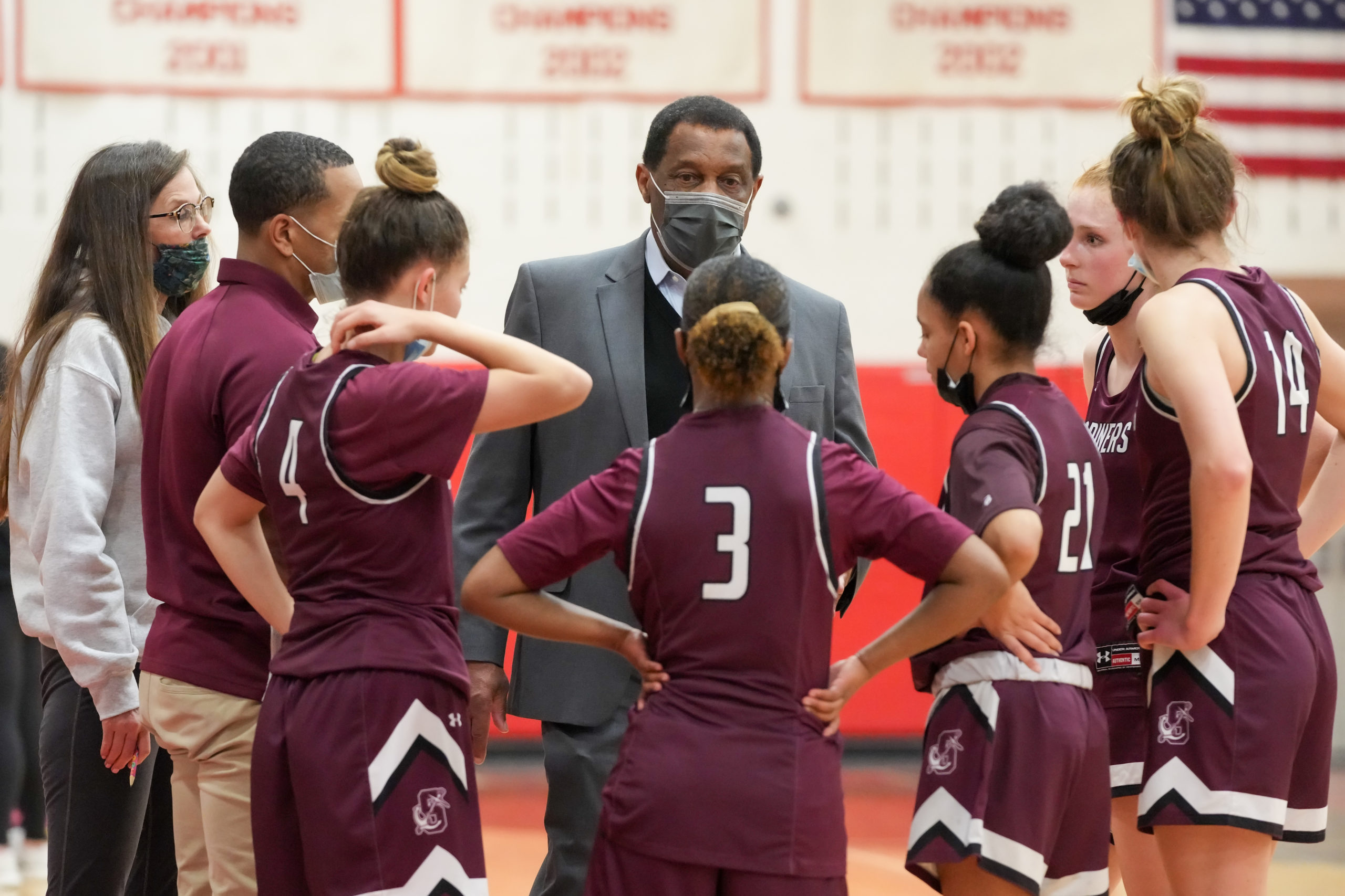 Southampton head coach Richard 'Juni' Wingfield speaks with his players during a timeout.