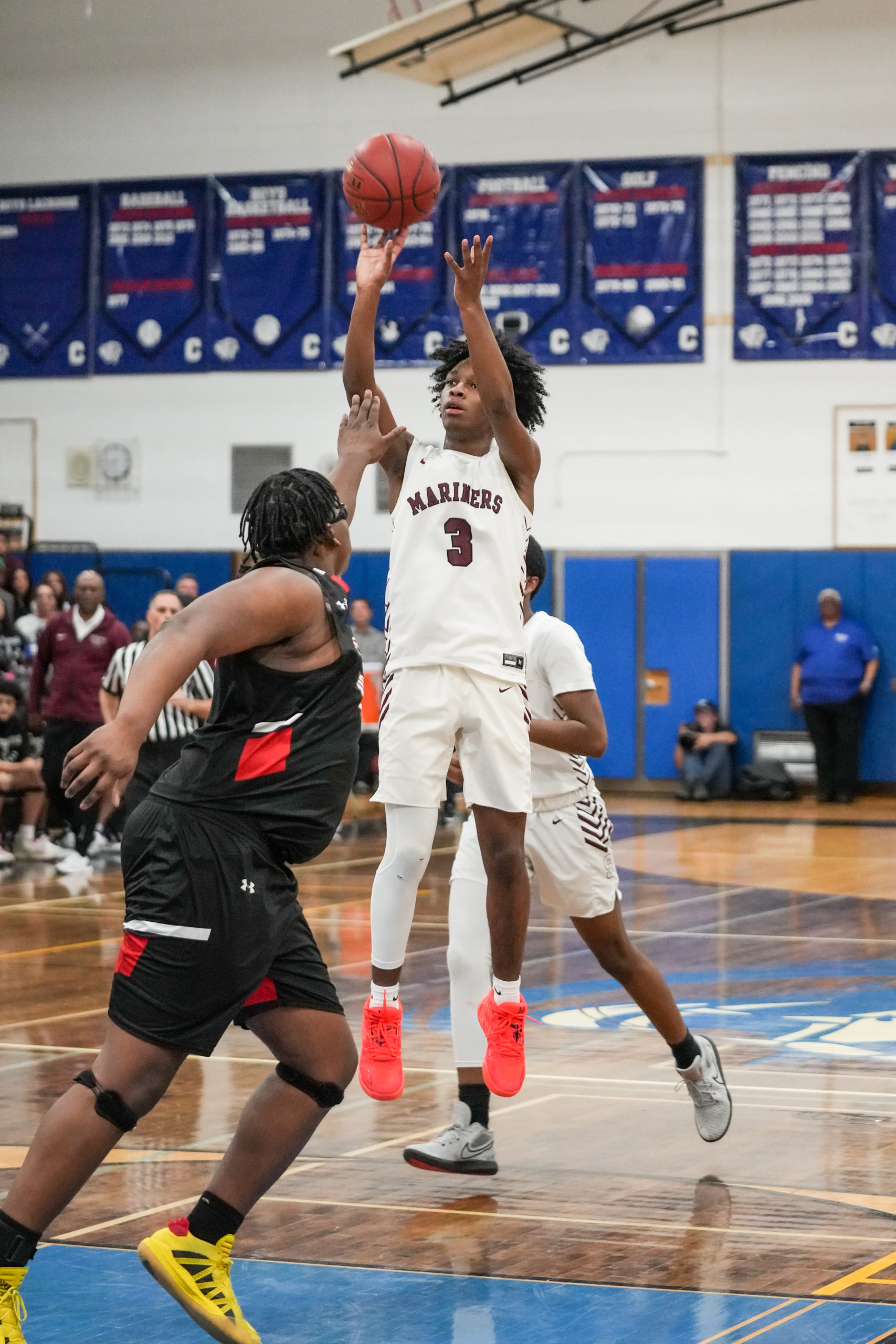 Southampton junior Derek Reed spots up a jump shot in the paint.   RON ESPOSITO