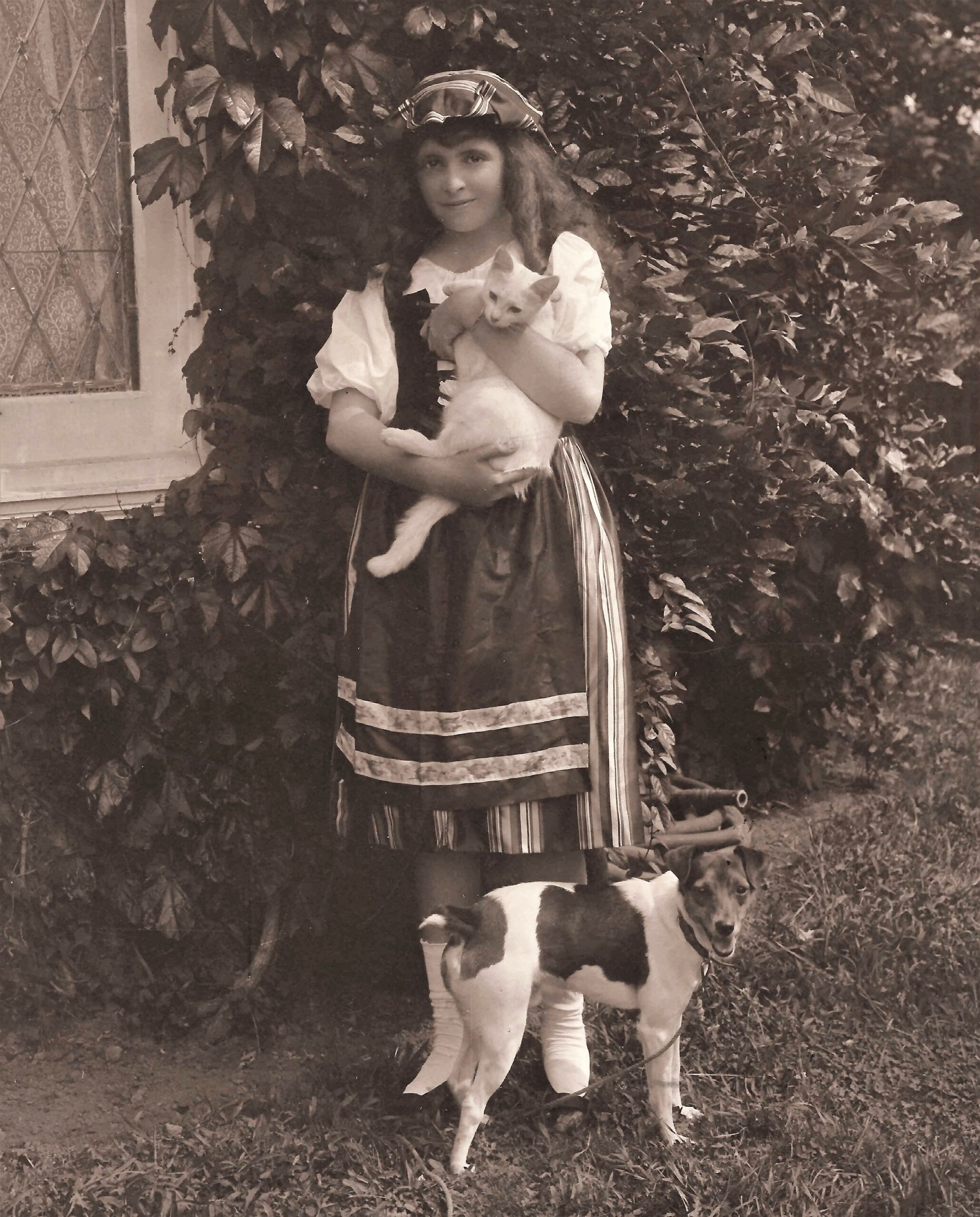 Rose de Rose with pets, c. 1910. SOUTHAMPTON HISTORY MUSEUM COLLECTIONS