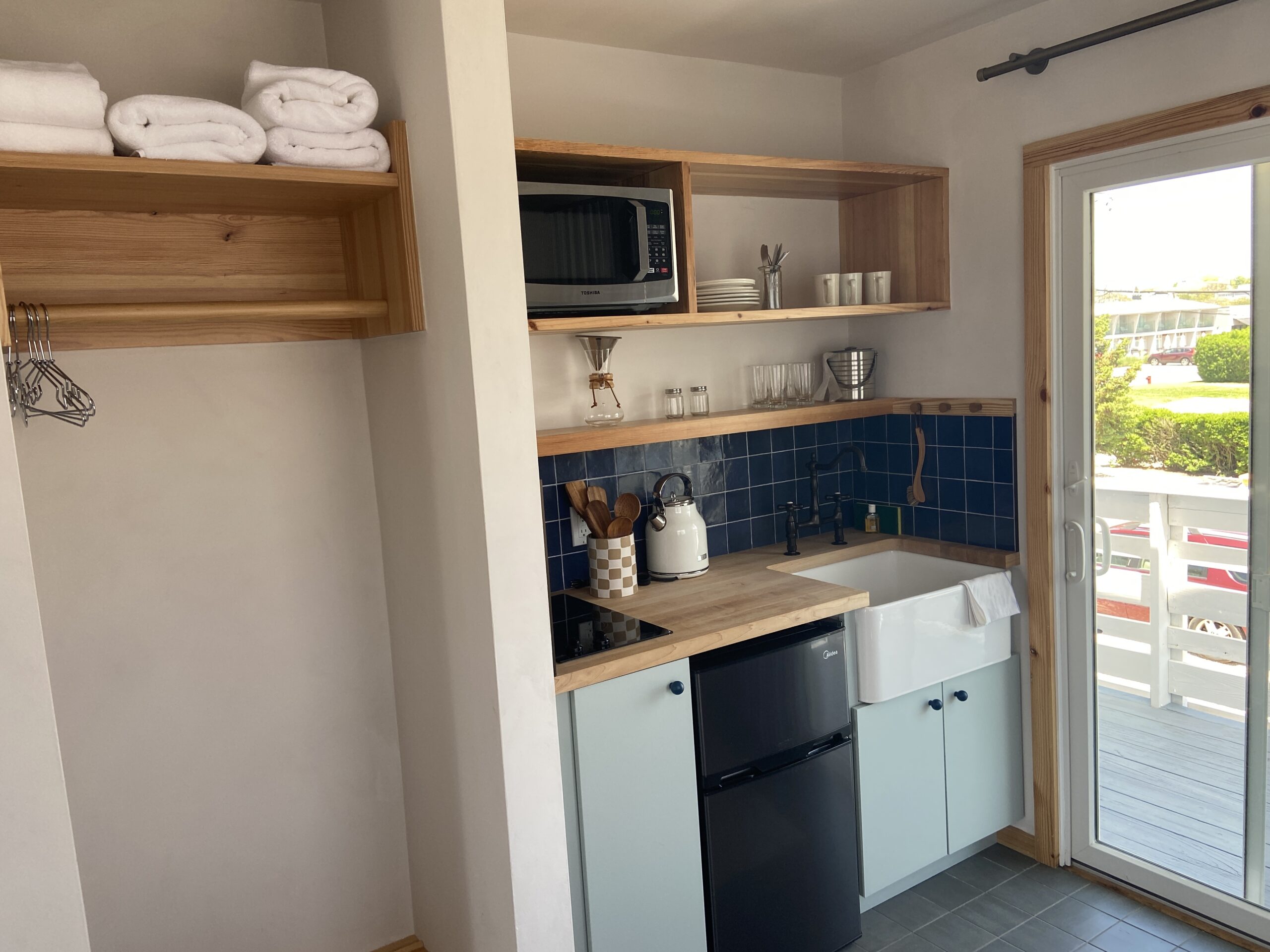 A kitchenette in a room at Daunt's Albatross Motel.