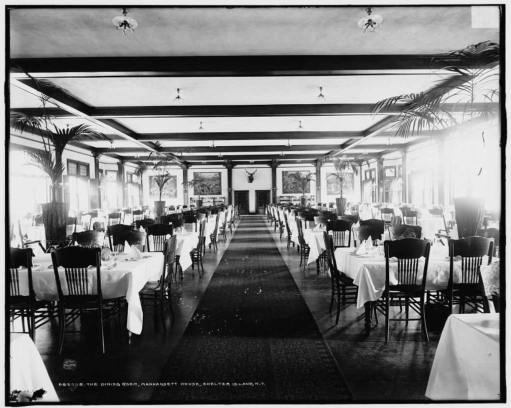 The dining room of the Manhanset House circa 1904.        LIBRARY OF CONGRESS